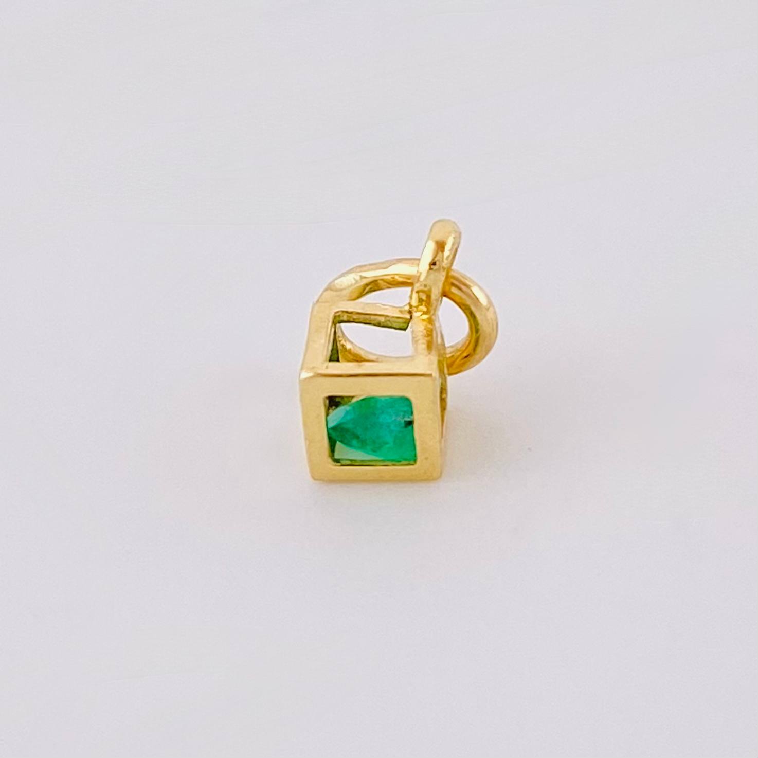 Dije Cubo Mini Esmeralda 11pts 0.35gr / 1.2cm / Oro Amarillo 18K ©