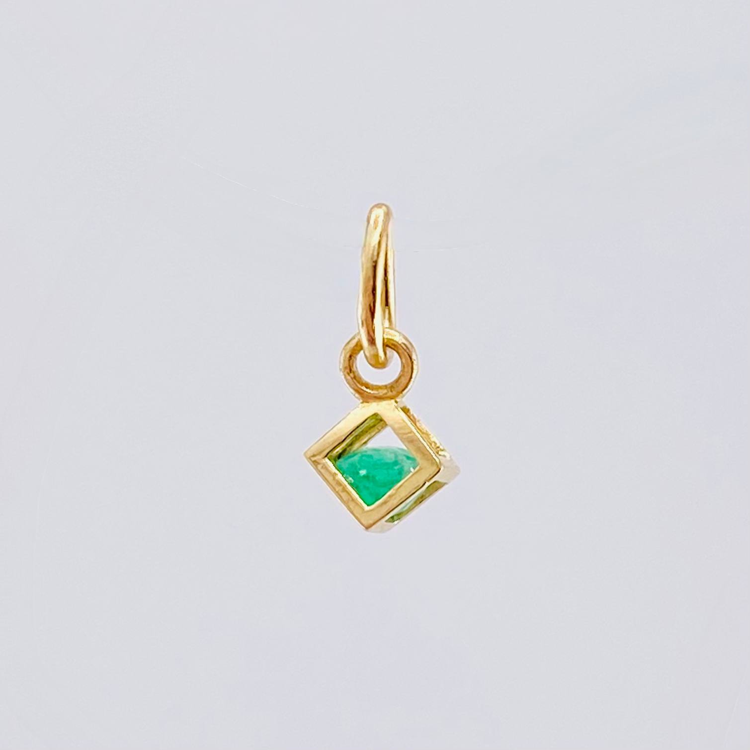Dije Cubo Mini Esmeralda 11pts 0.35gr / 1.2cm / Oro Amarillo 18K ©