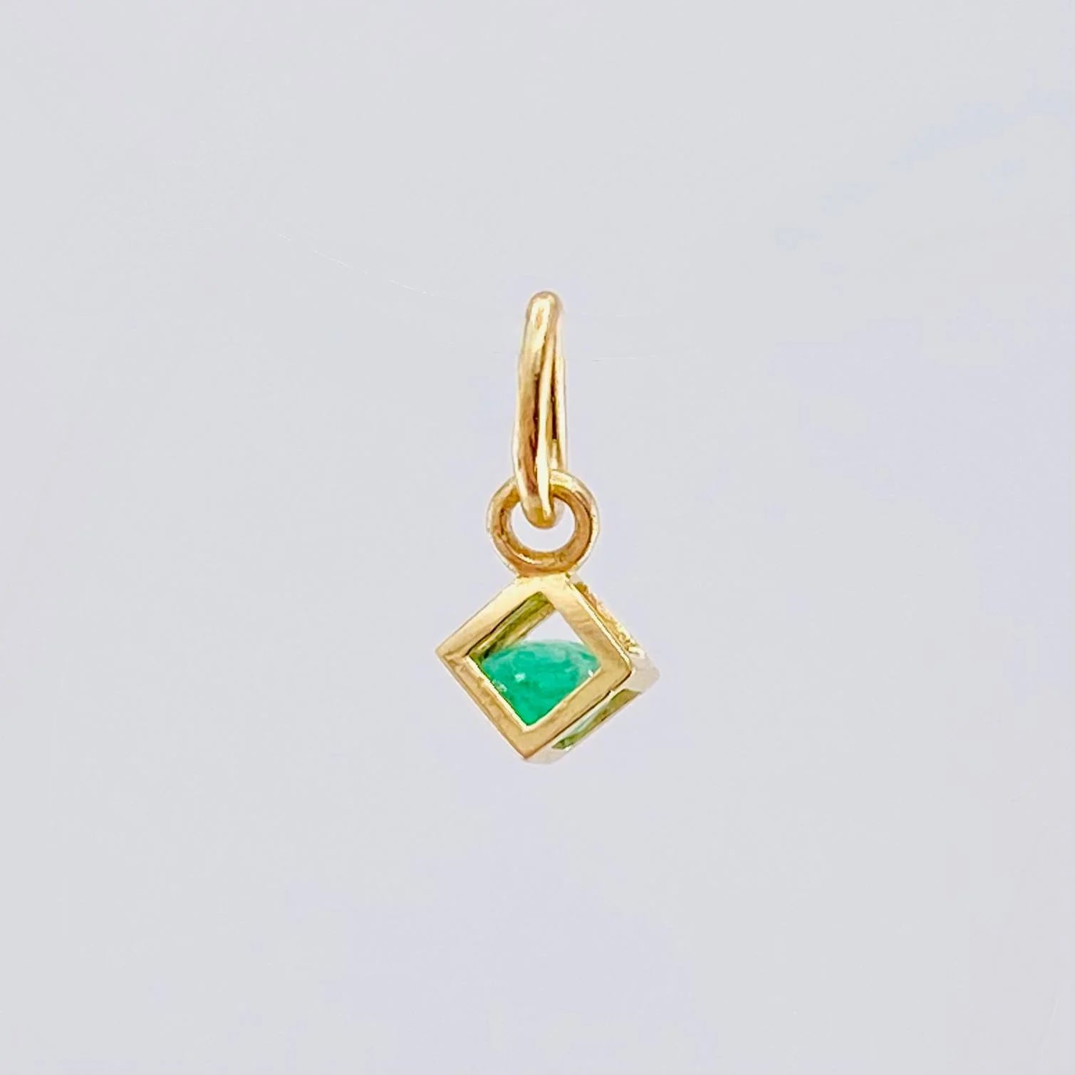 Dije Cubo Esmeralda 10 Pts 0.3 g / 1 cm Oro Amarillo 18K