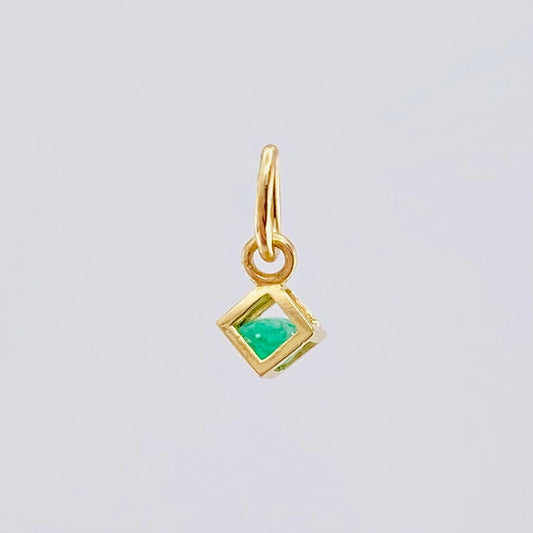 Dije Cubo Esmeralda 10 Pts 0.3 g / 1 cm Oro Amarillo 18K