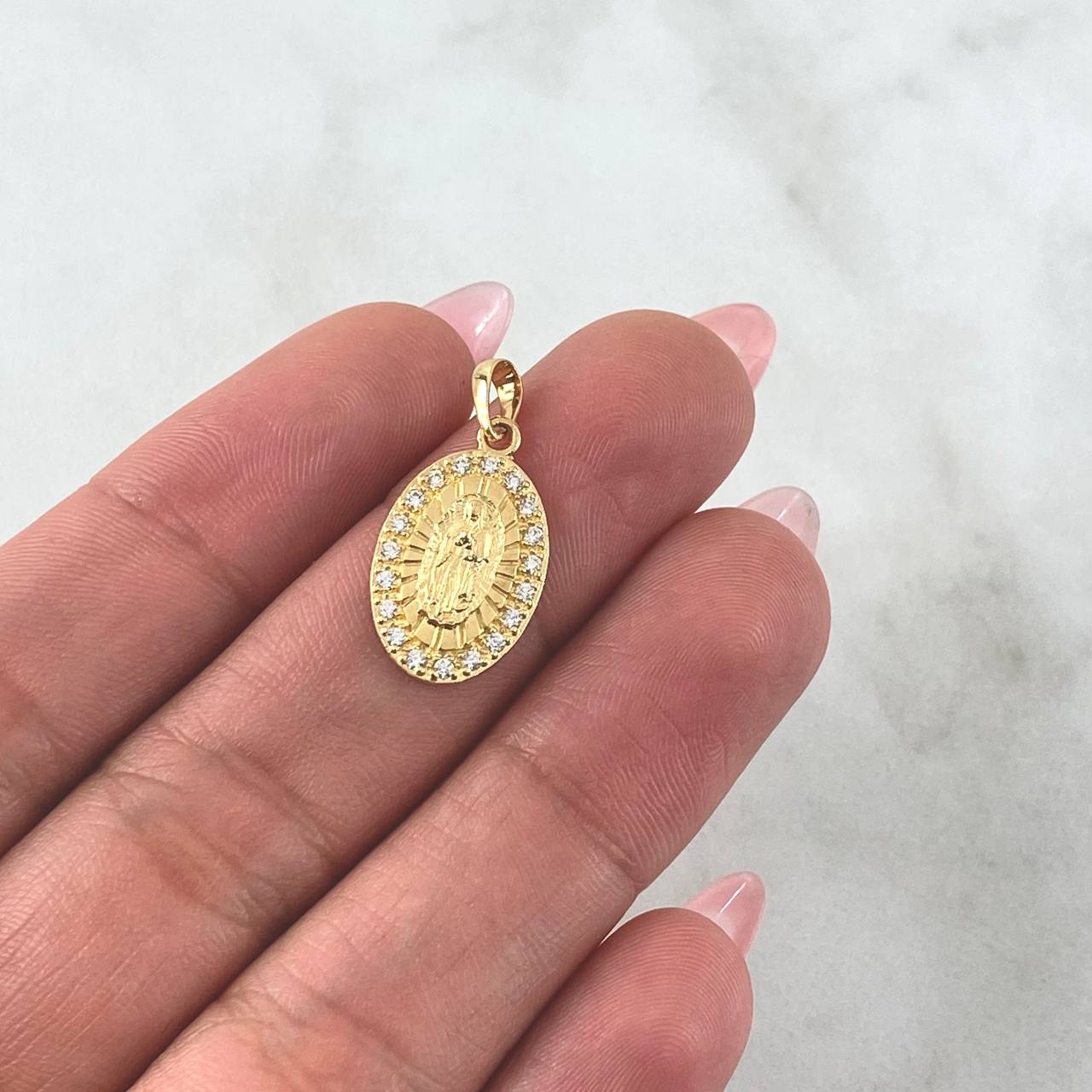 Dije Virgen Guadalupe 2.3gr / 2.3cm / Ovalo Rayado Circones Blancos Oro Amarillo 18K