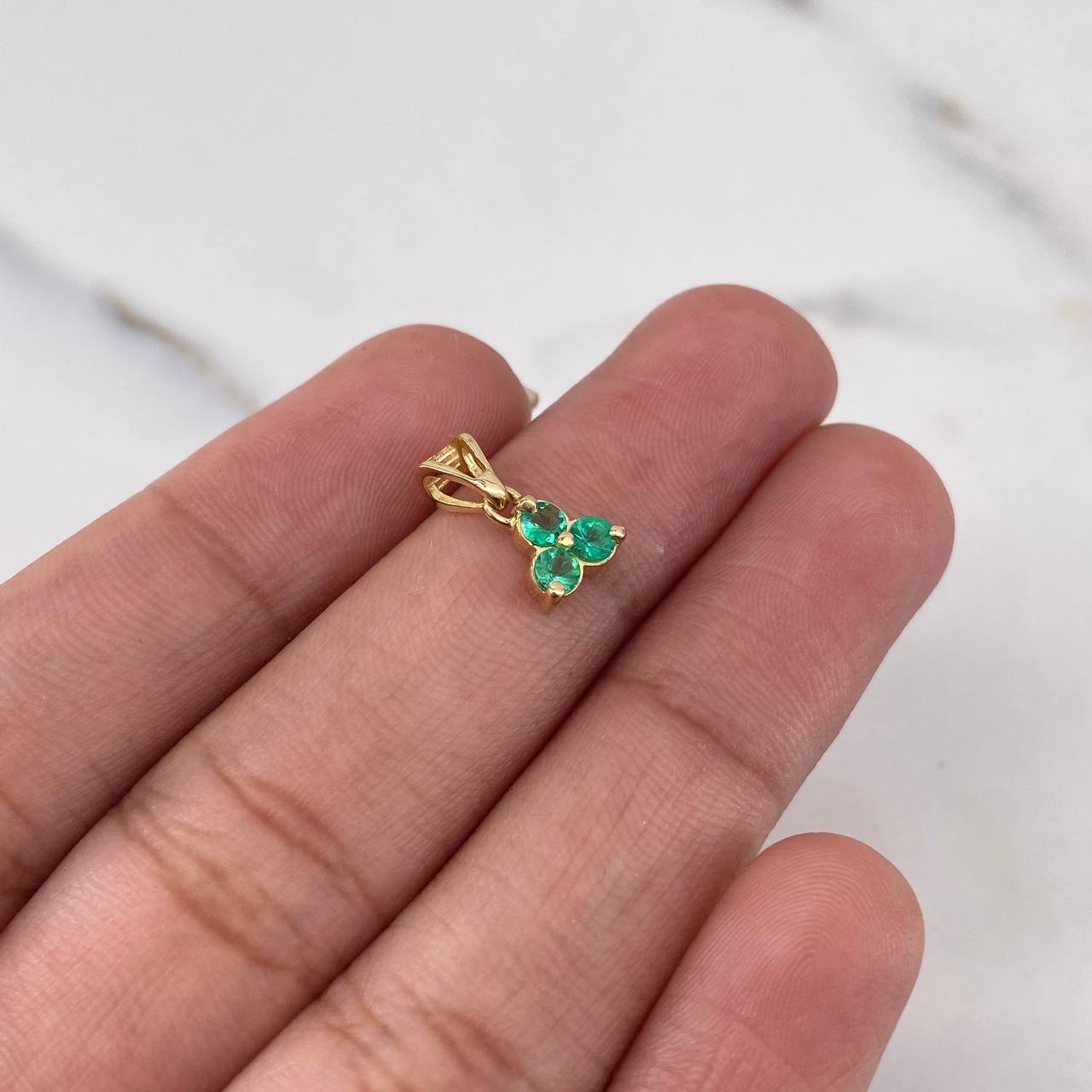 Dije Trebol 3 Hojas 0.6gr / 1.2cm / Esmeralda 30 Pts Oro Amarillo 18K (Joya) &