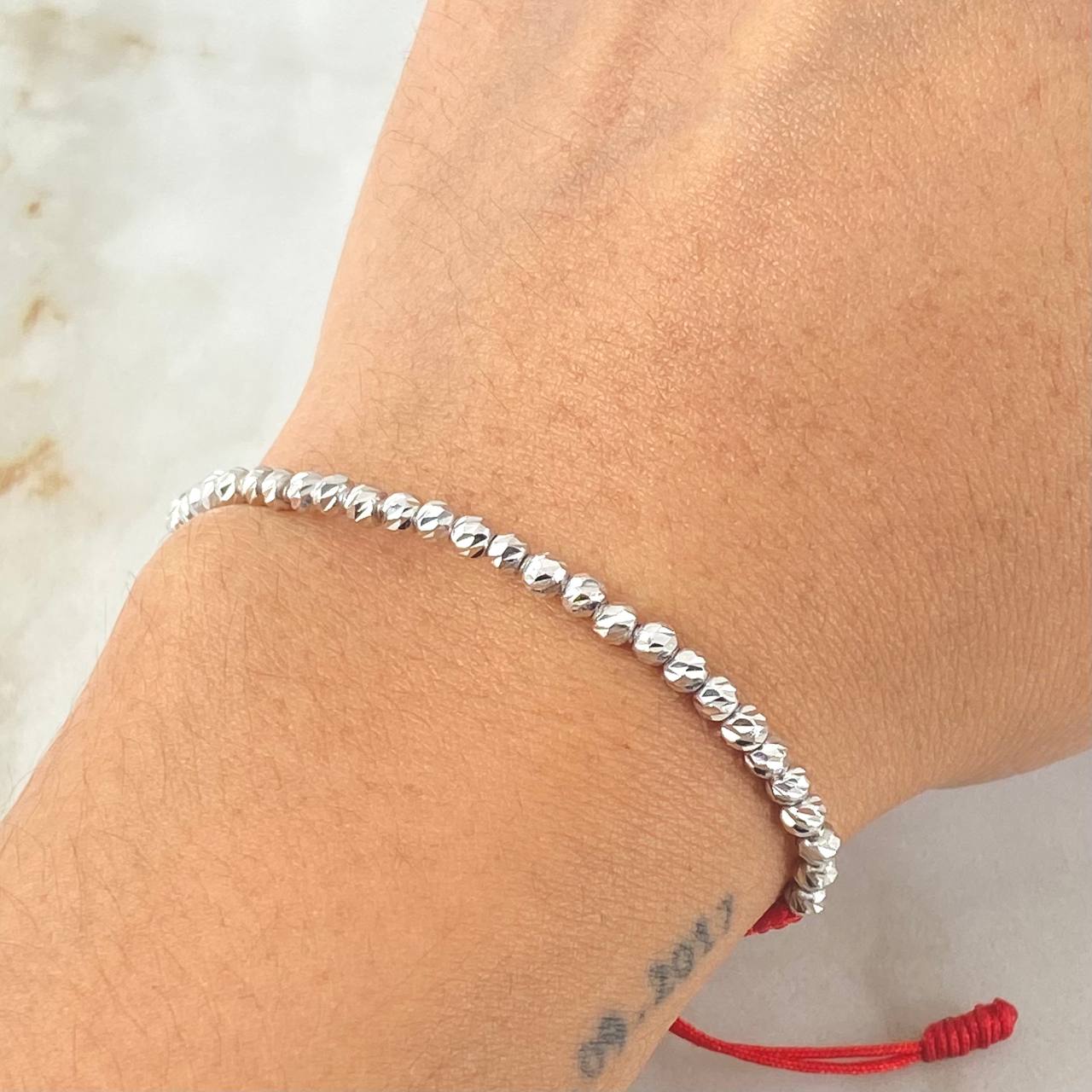 Pulsera Roja Bolas Diamantadas 1.8gr / Oro Blanco 18K ©
