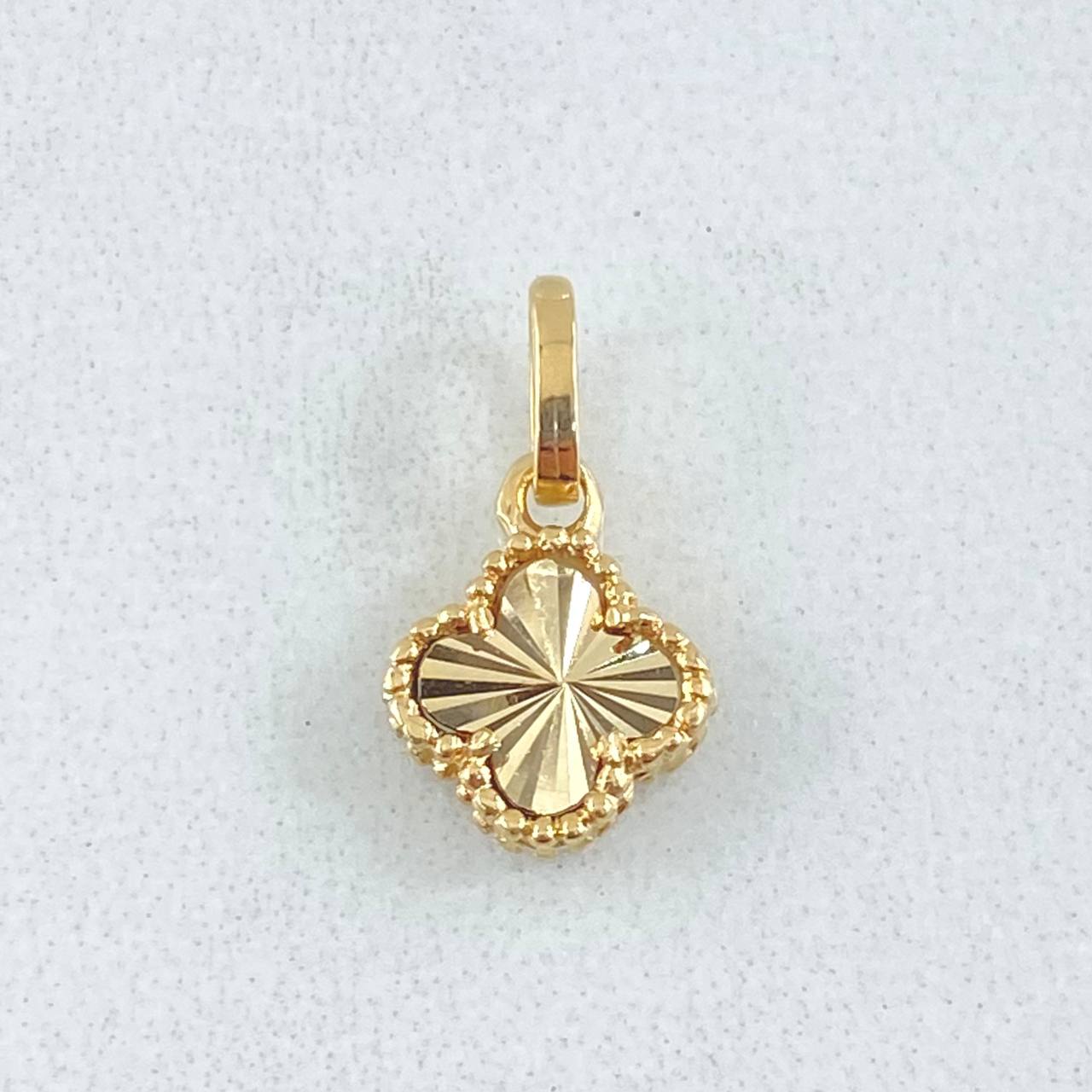 Dije Trebol Dorado 0.85gr / 1.5cm / Oro Amarillo Nac.Esp. 18K ©