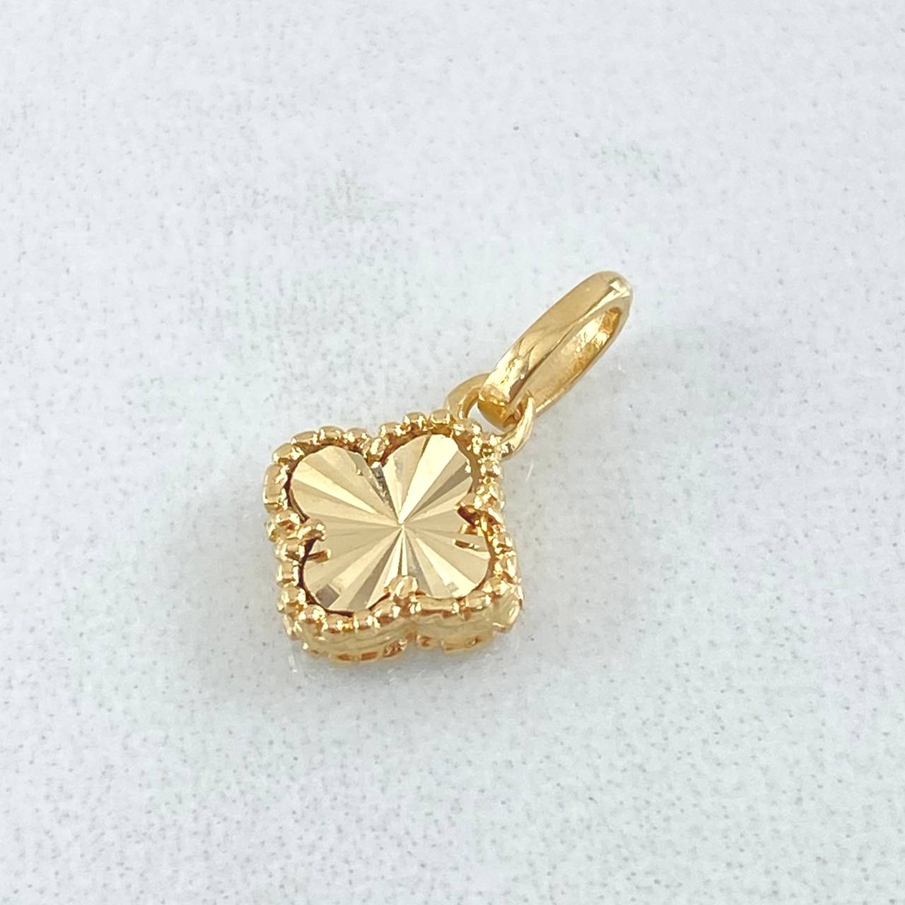Dije Trebol Dorado 0.85gr / 1.5cm / Oro Amarillo Nac.Esp. 18K ©