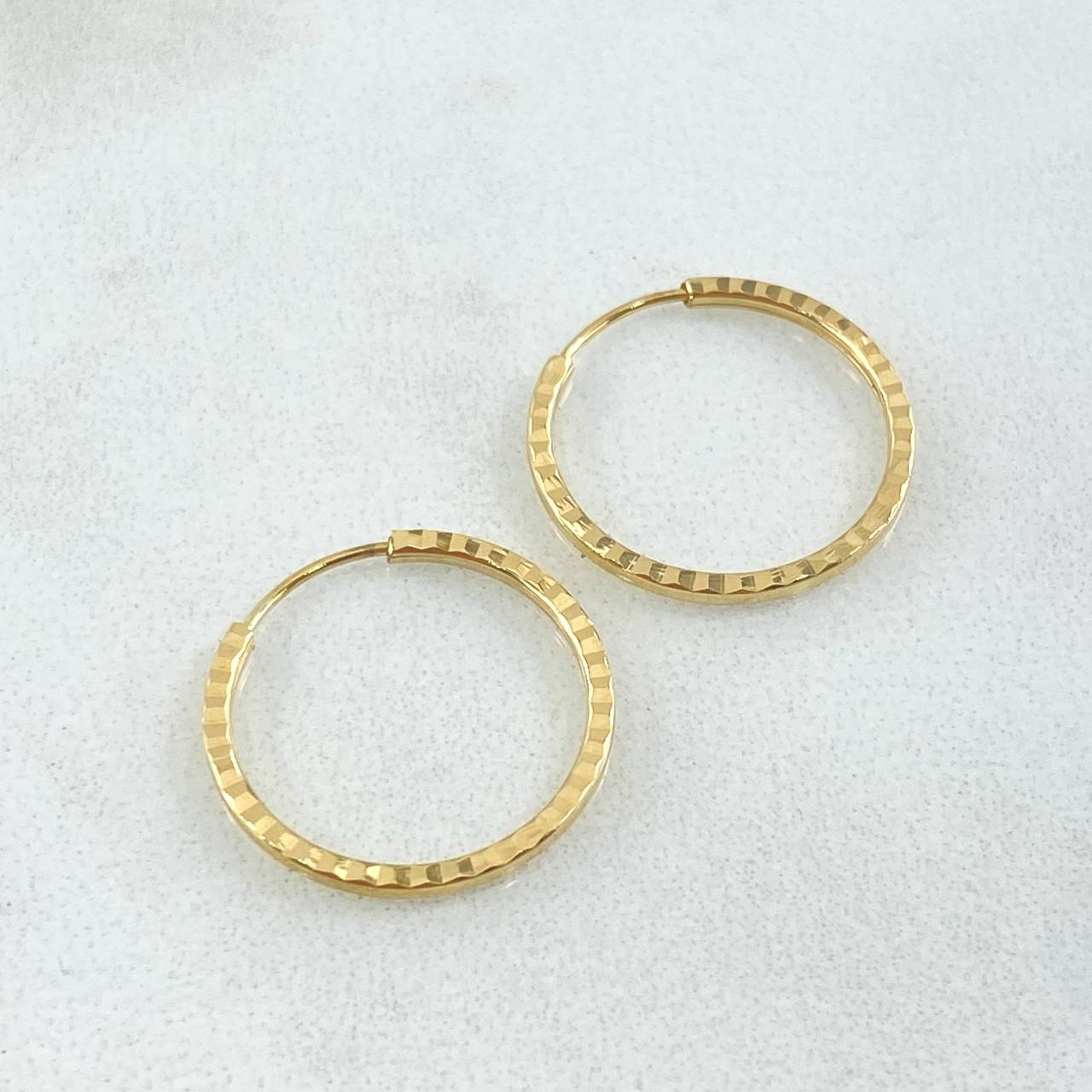 Candongas Aro Rayado 0.65gr / 1.5cm / Oro Amarillo 18K *