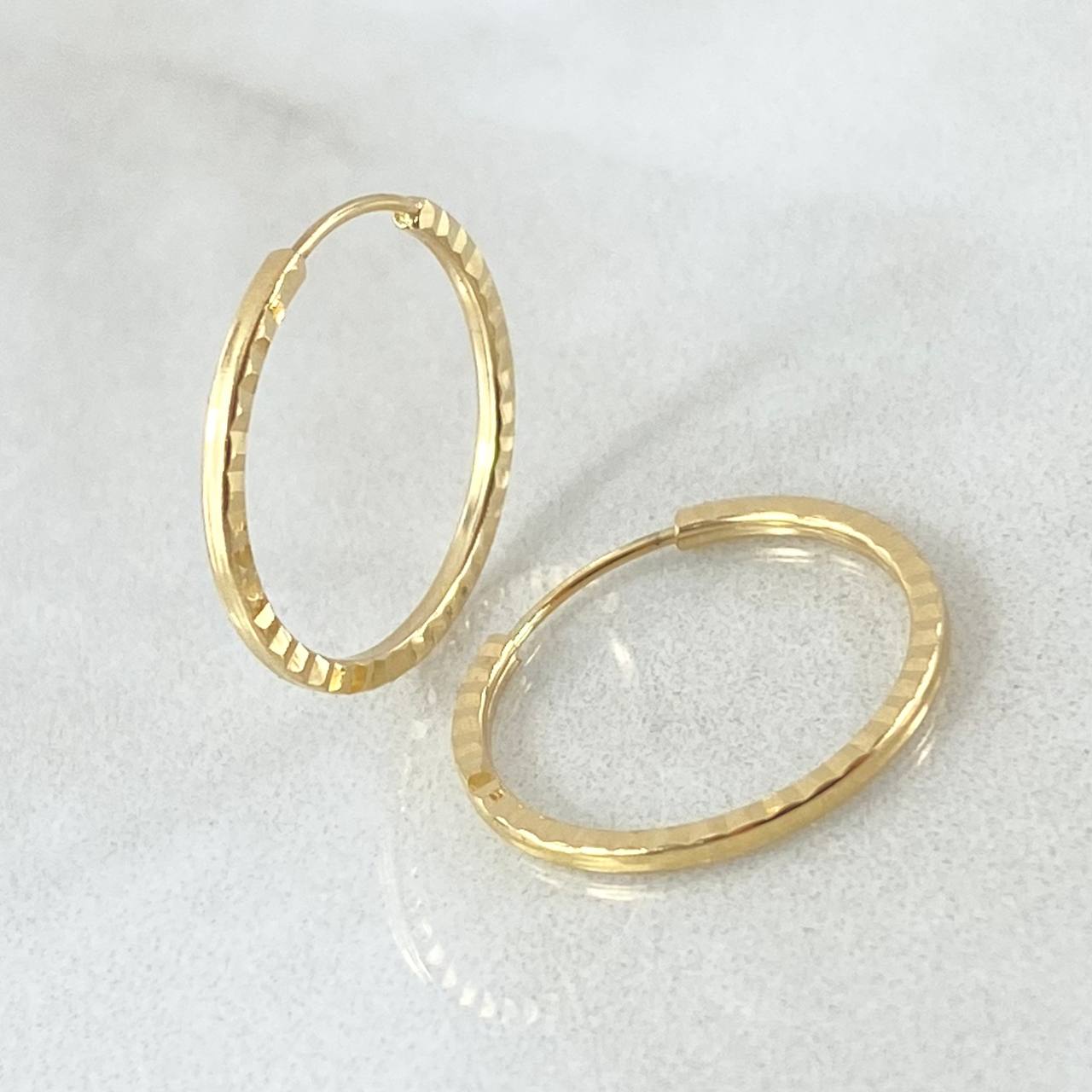 Candongas Aro Rayado 0.75gr / 1.7cm / Oro Amarillo 18K *