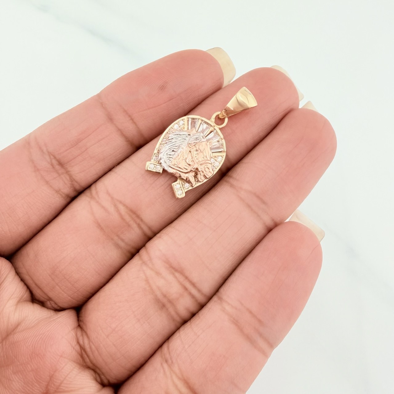 Dije Herradura Caballo 2.45 g / 2.5 cm Tres Oros 18K