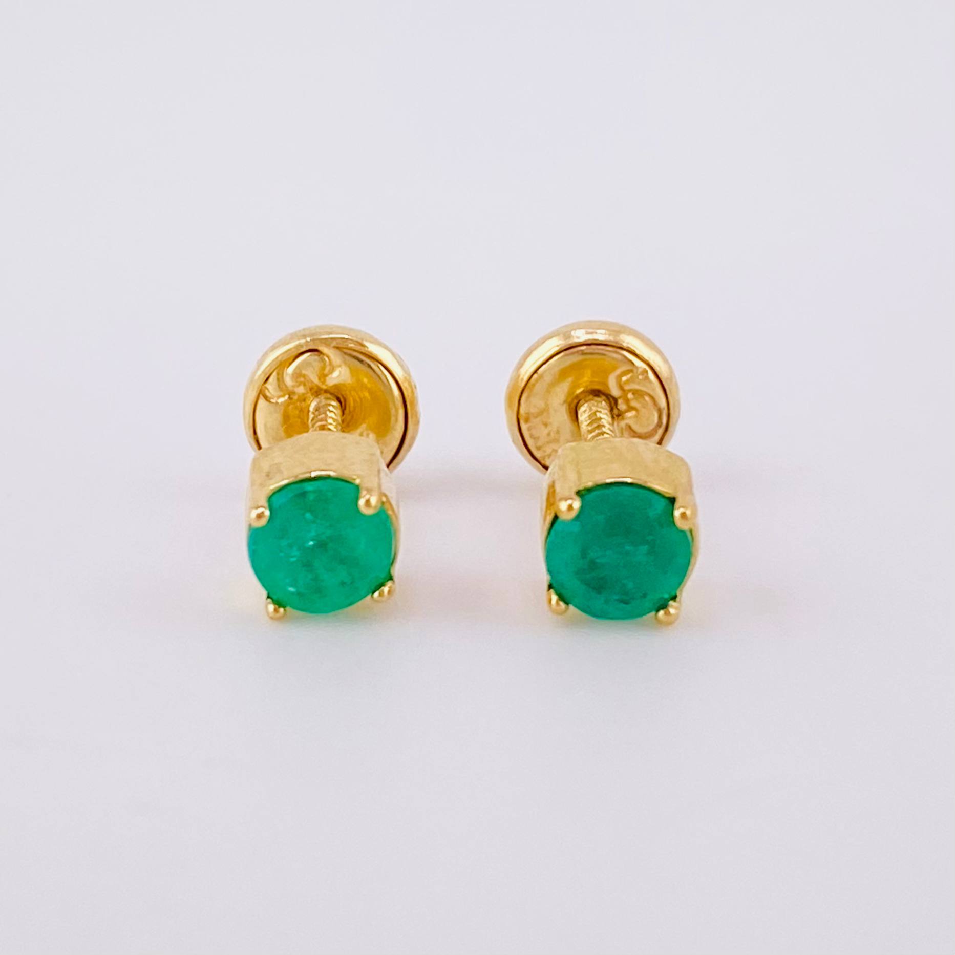 Topos Cuatro Garras Esmeraldas 57pts 1.3g / 4.6mm Oro Amarillo 18K
