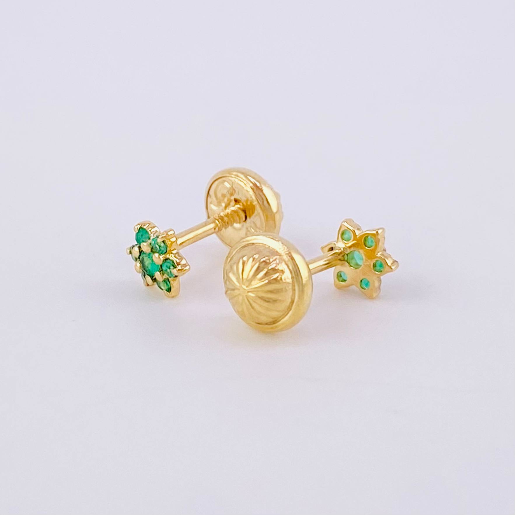 Topos Flor Esmeraldas 9pts 0.75g / 4.2mm Oro Amarillo 18K