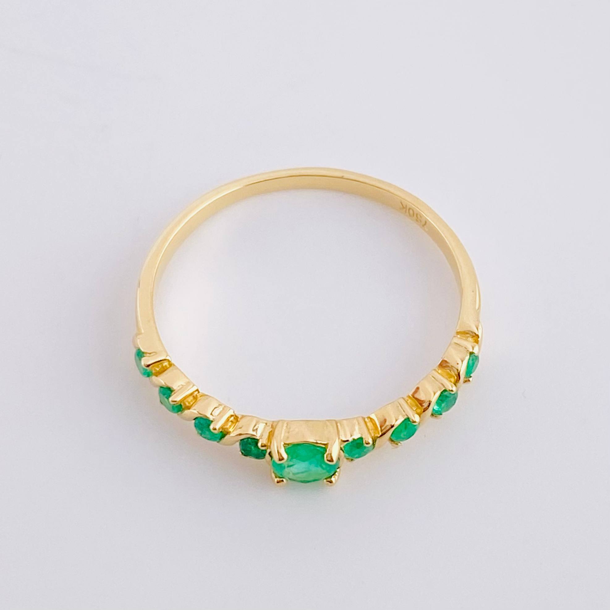 Anillo Solitario Esencia Esmeraladas 46Pts 1.95 g / T8 Oro Amarillo 18K