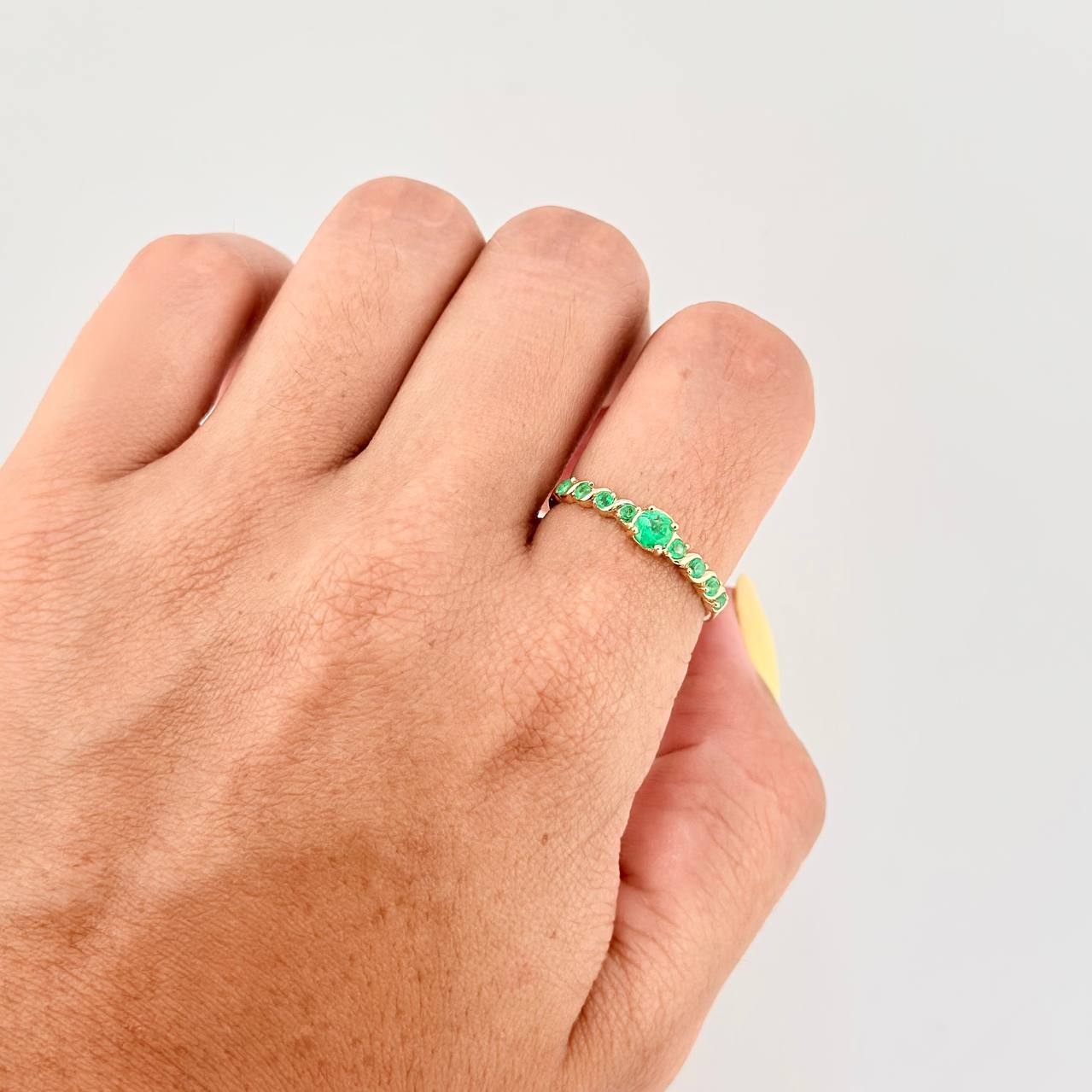 Anillo Solitario Esencia Esmeraladas 46Pts 1.95 g / T8 Oro Amarillo 18K