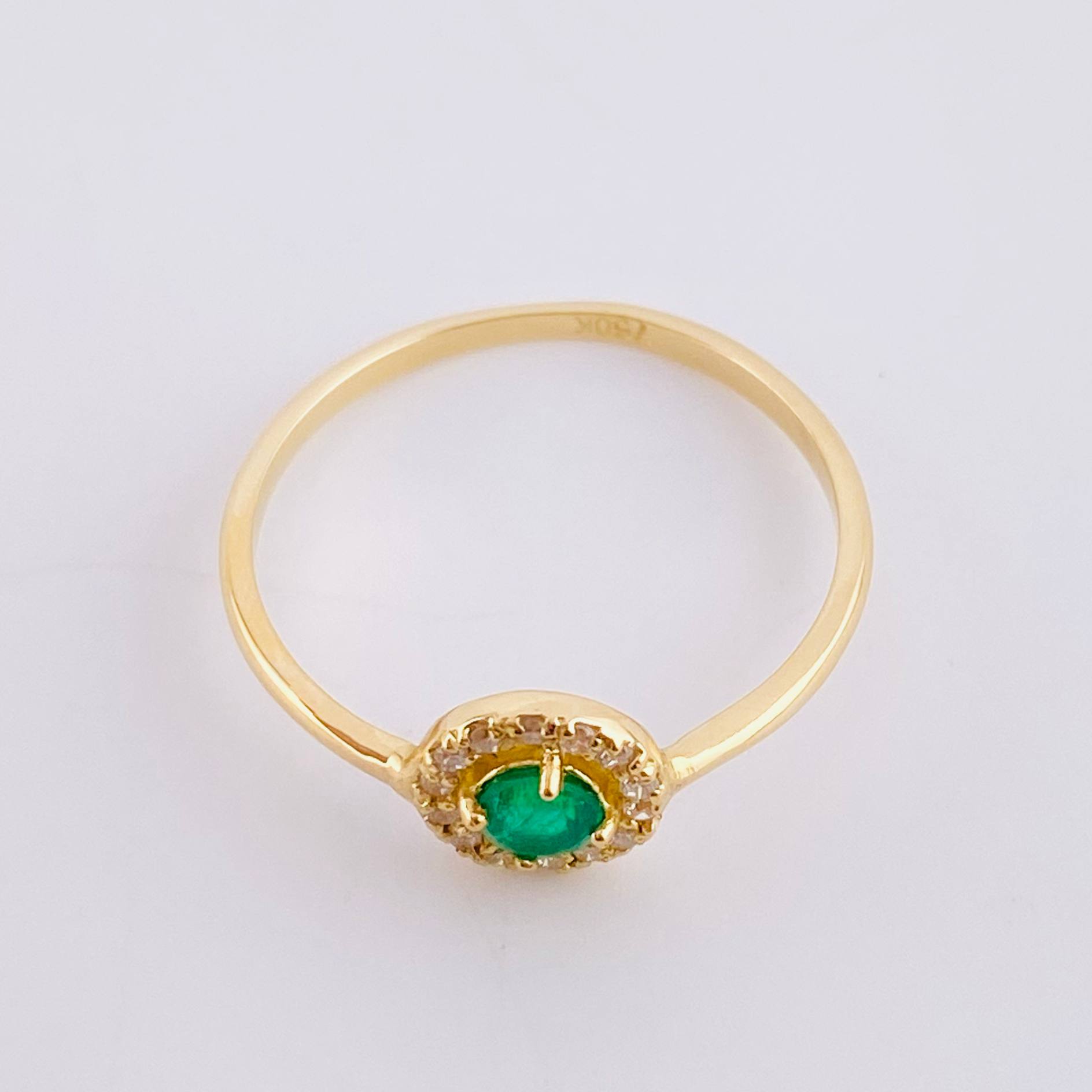 Anillo Destello Real Esmeraldas 18Pts, Diamantes 3Pts 1.45 g / T7 Oro Amarillo 18K