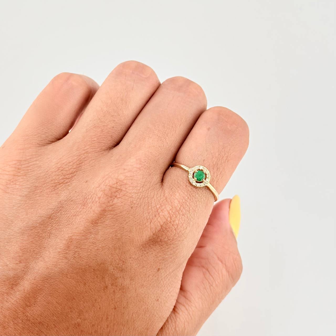 Anillo Destello Real Esmeraldas 18Pts, Diamantes 3Pts 1.45 g / T7 Oro Amarillo 18K
