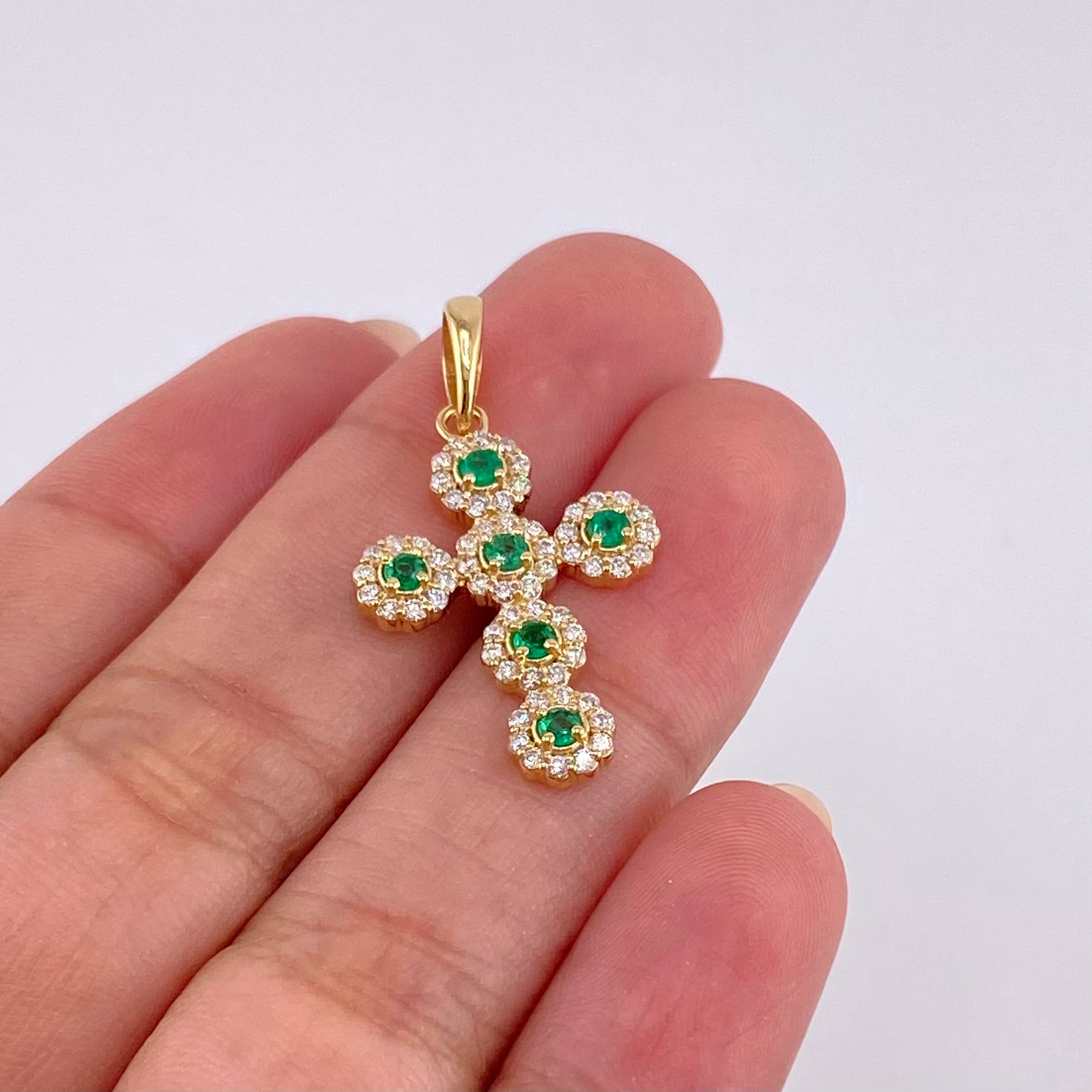 Dije Cruz Tupida Esmeraldas 37Pts, Diamantes 60Pts 3.5 g / 4 cm Oro Amarillo 18K