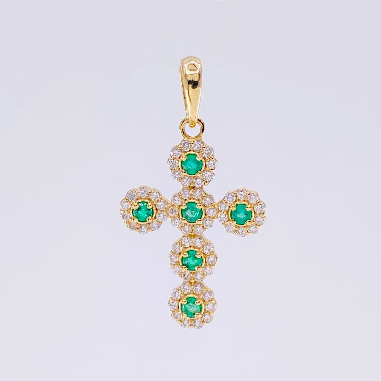 Dije Cruz Tupida Esmeraldas 37Pts, Diamantes 60Pts 3.5 g / 4 cm Oro Amarillo 18K
