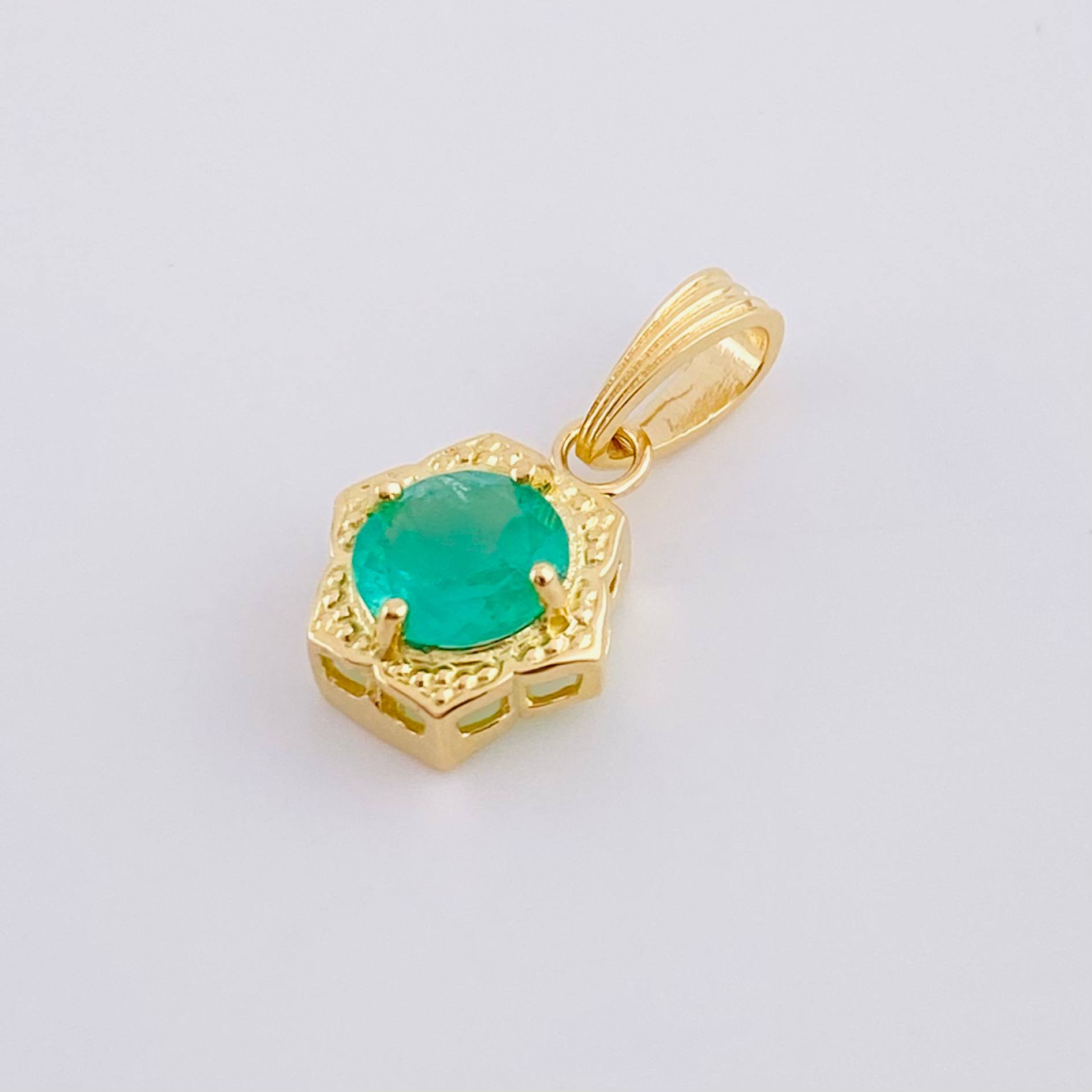 Dije Flor Hexagonal Esmeralda 59Pts 1.3 g / 2.9 cm Oro Amarillo 18K
