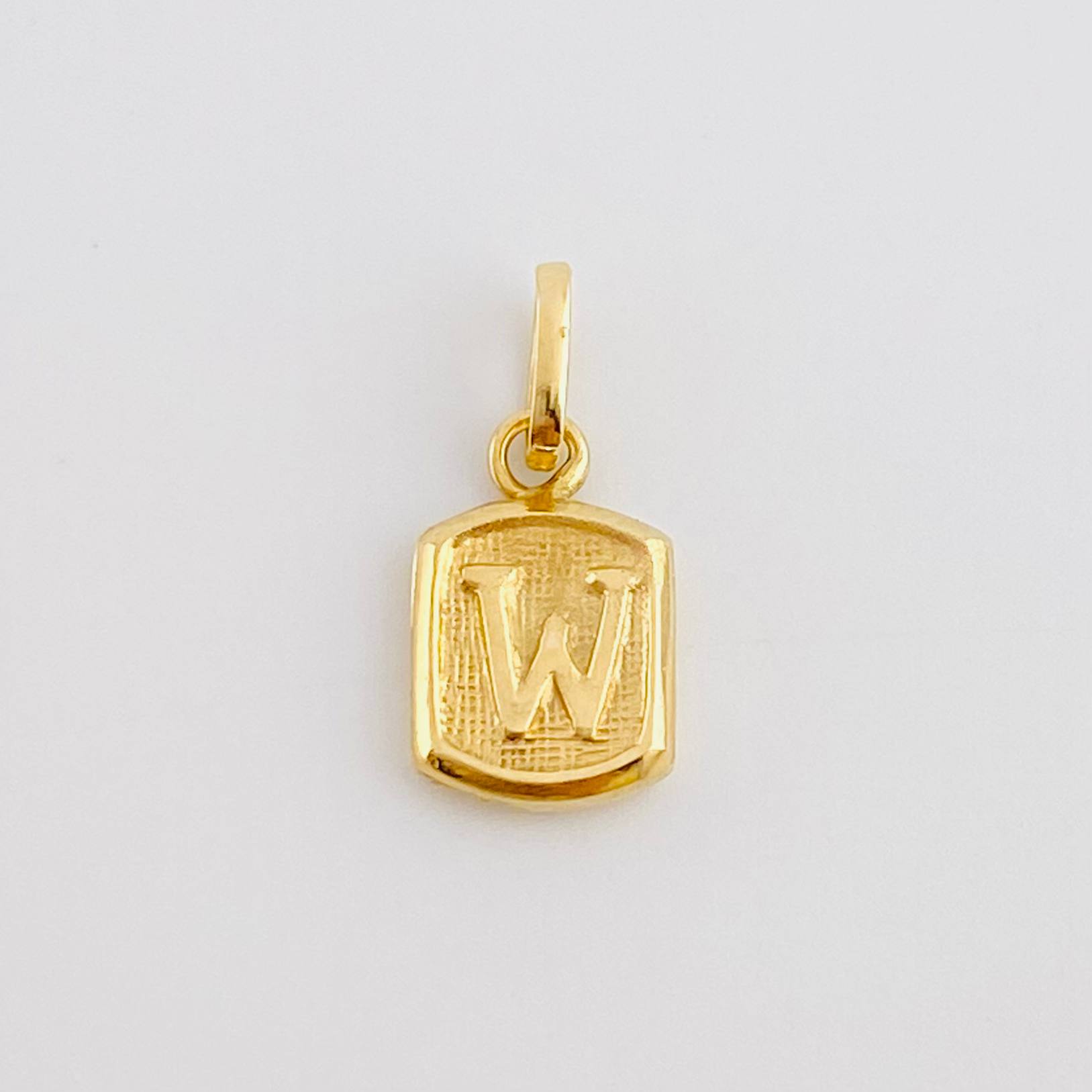 Dije Letra W 0.35g / 1.5cm Oro Amarillo 18K