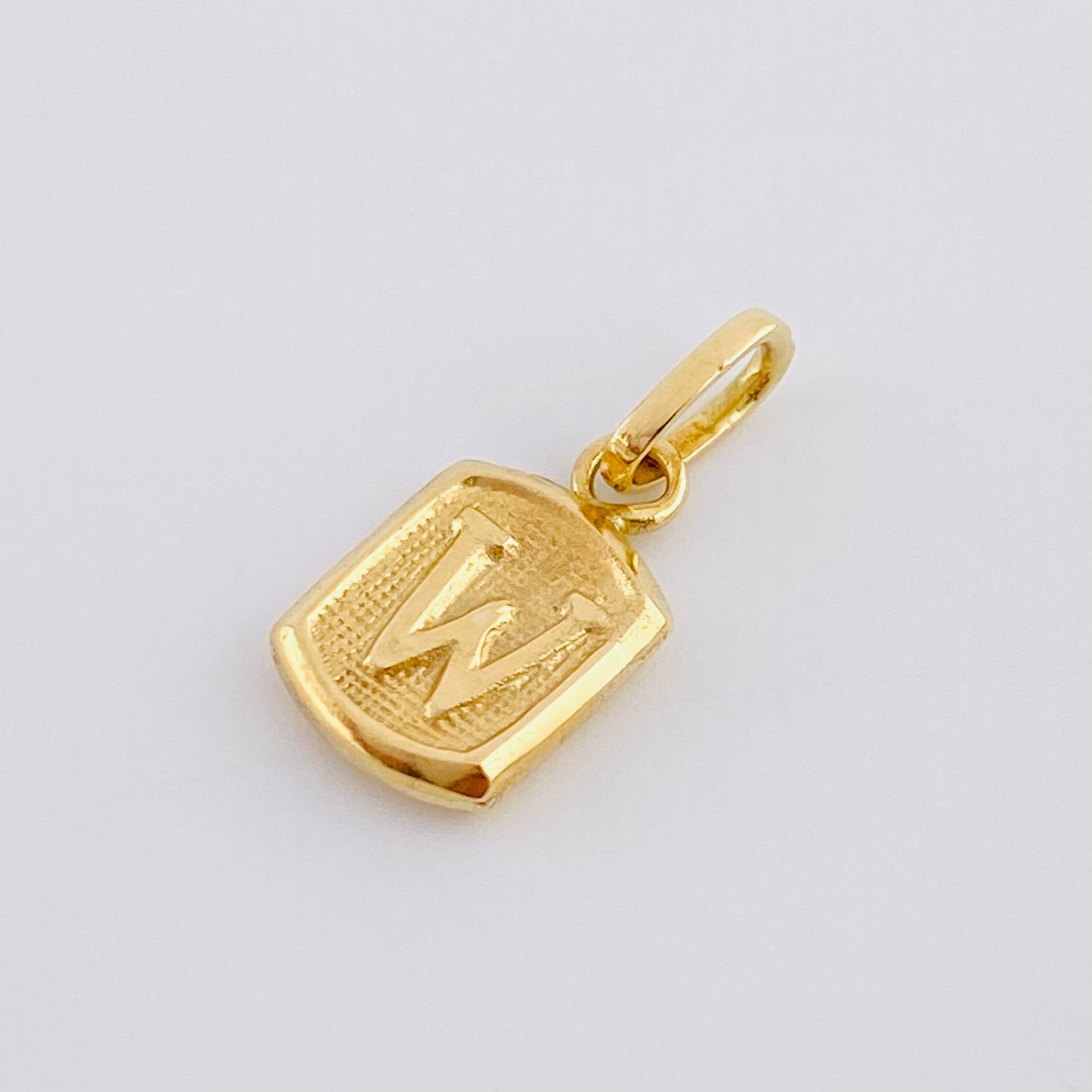 Dije Letra W 0.35g / 1.5cm Oro Amarillo 18K