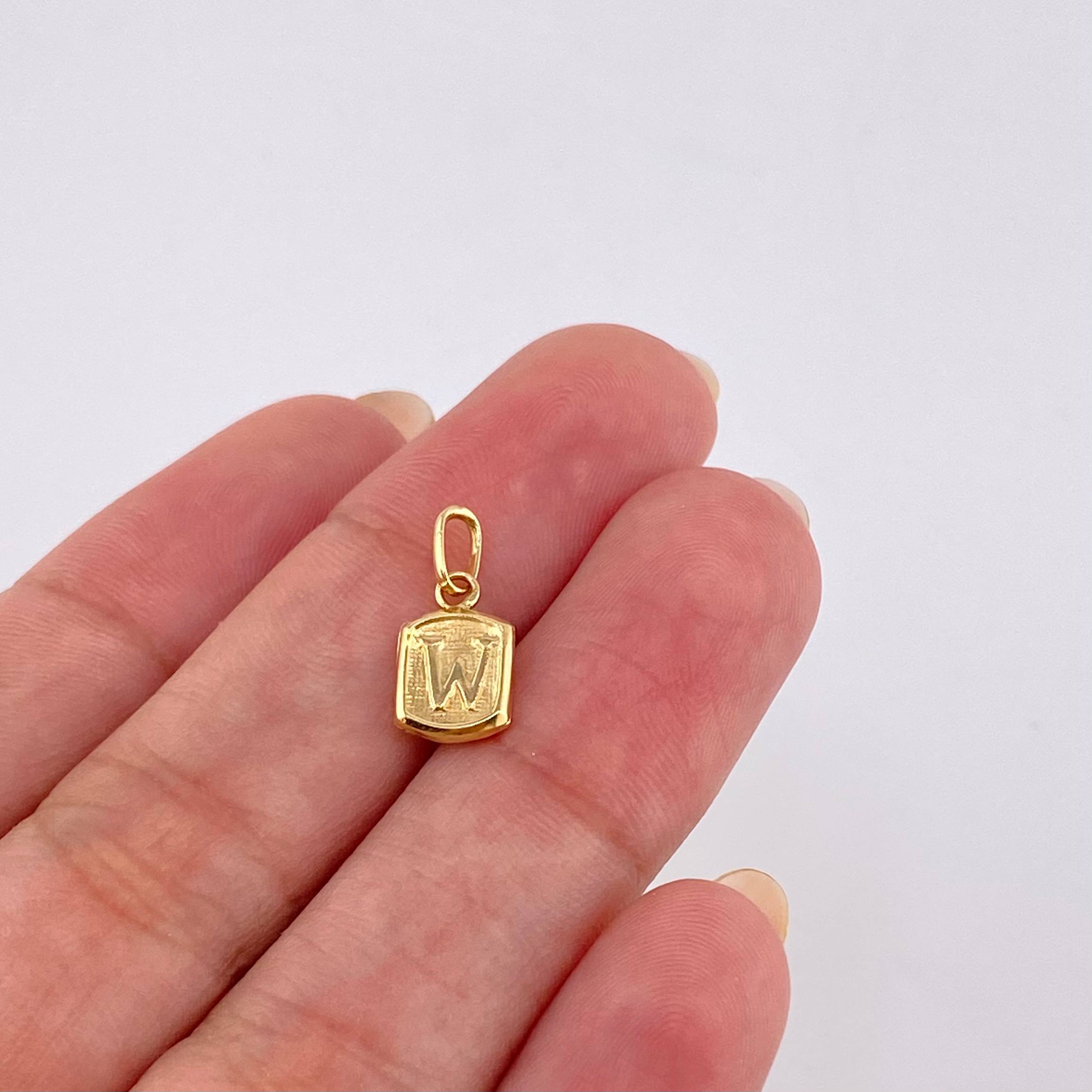 Dije Letra W 0.35g / 1.5cm Oro Amarillo 18K
