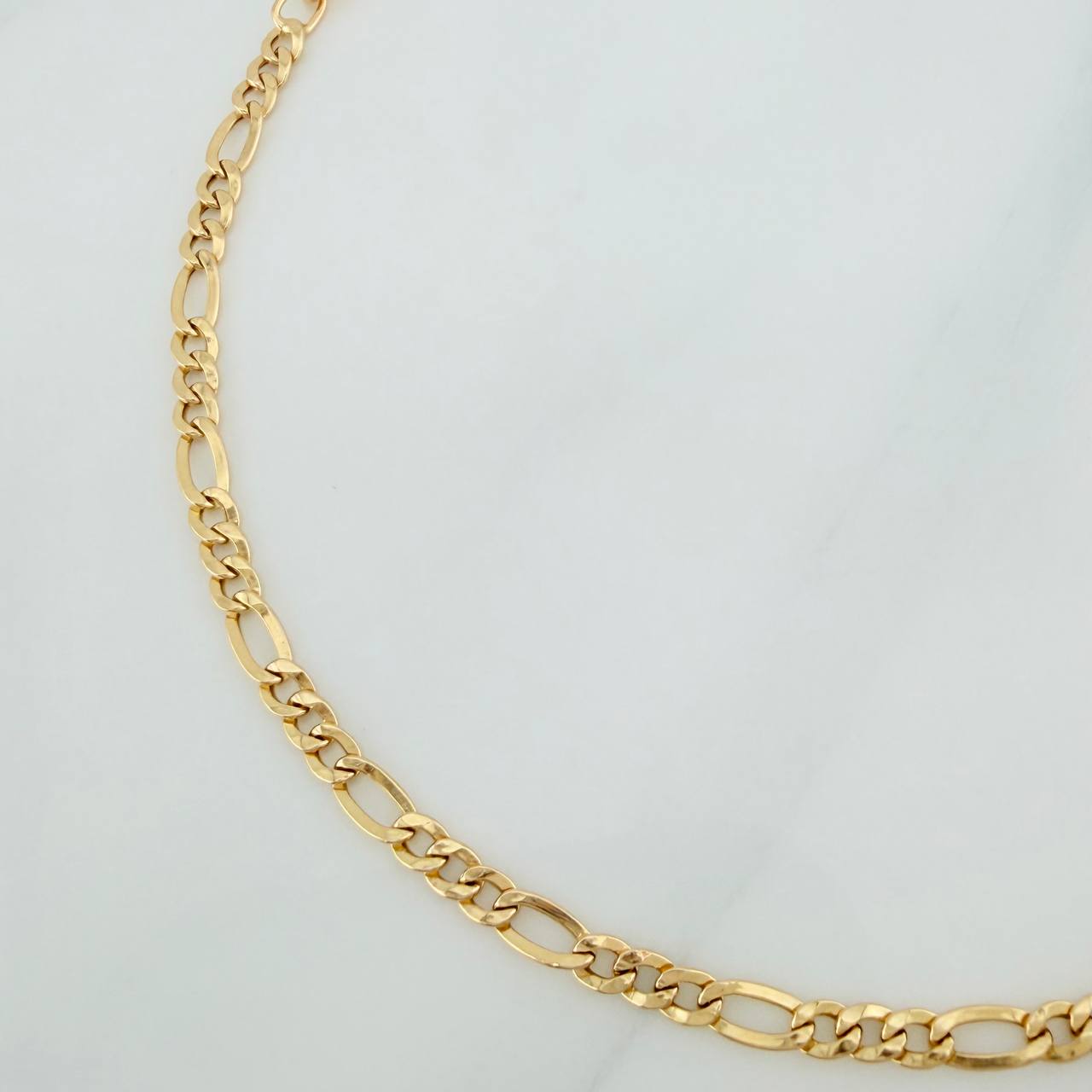 Pulso Figaro 1.05gr / 20cm / 2.4mm Oro Amarillo +1 18K $