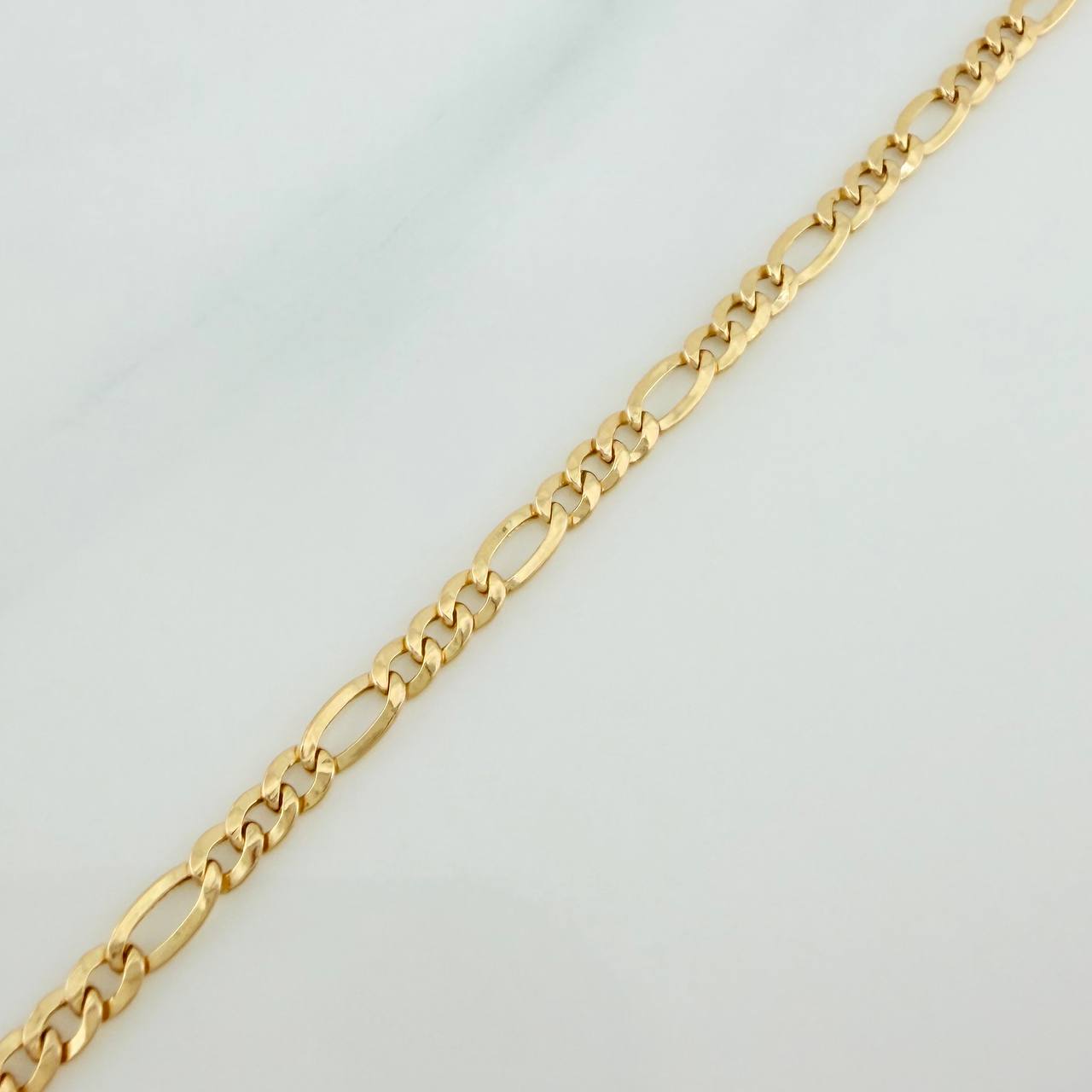 Pulso Figaro 1.15gr / 21cm / 2.2mm Oro Amarillo +1 18K $