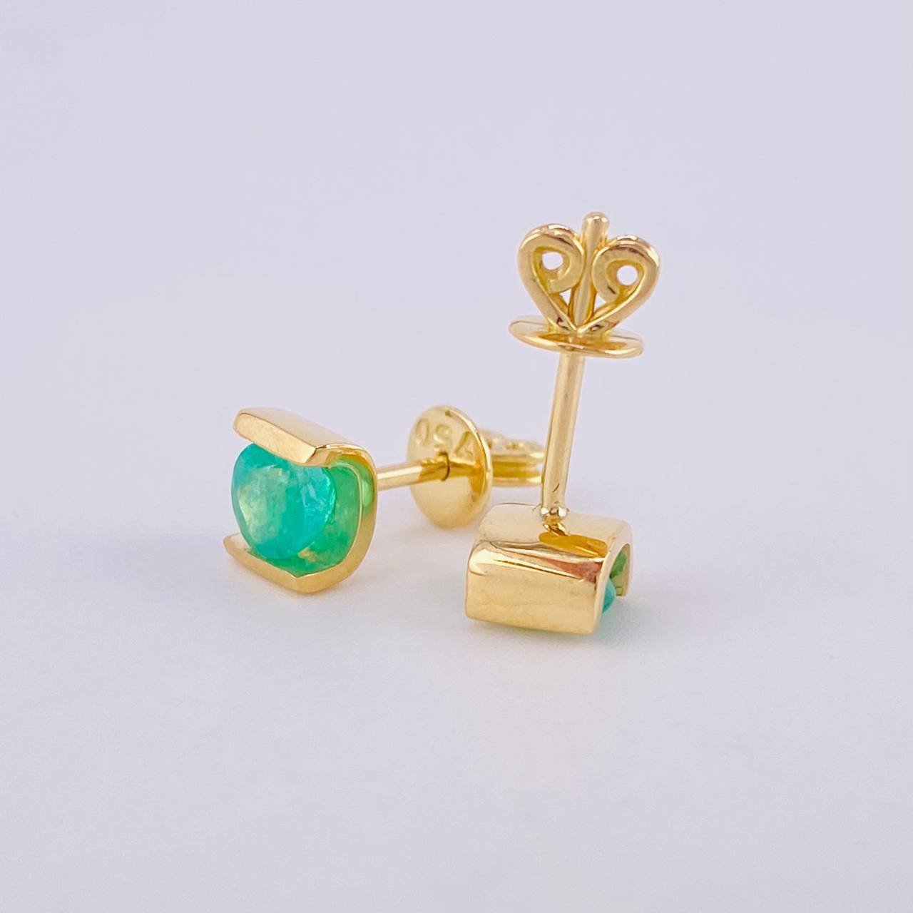 Topos Agarradera Curva Esmeraldas 58pts 1.9gr / 5.7mm Oro Amarillo 18K ©