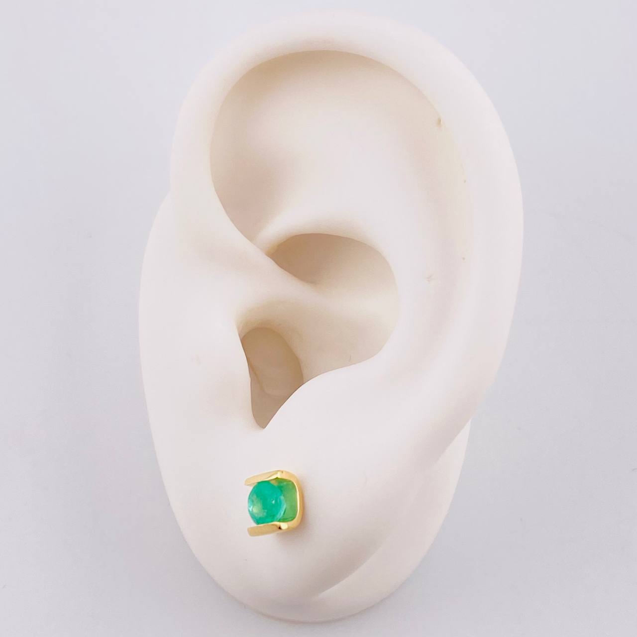 Topos Agarradera Curva Esmeraldas 58pts 1.9gr / 5.7mm Oro Amarillo 18K ©