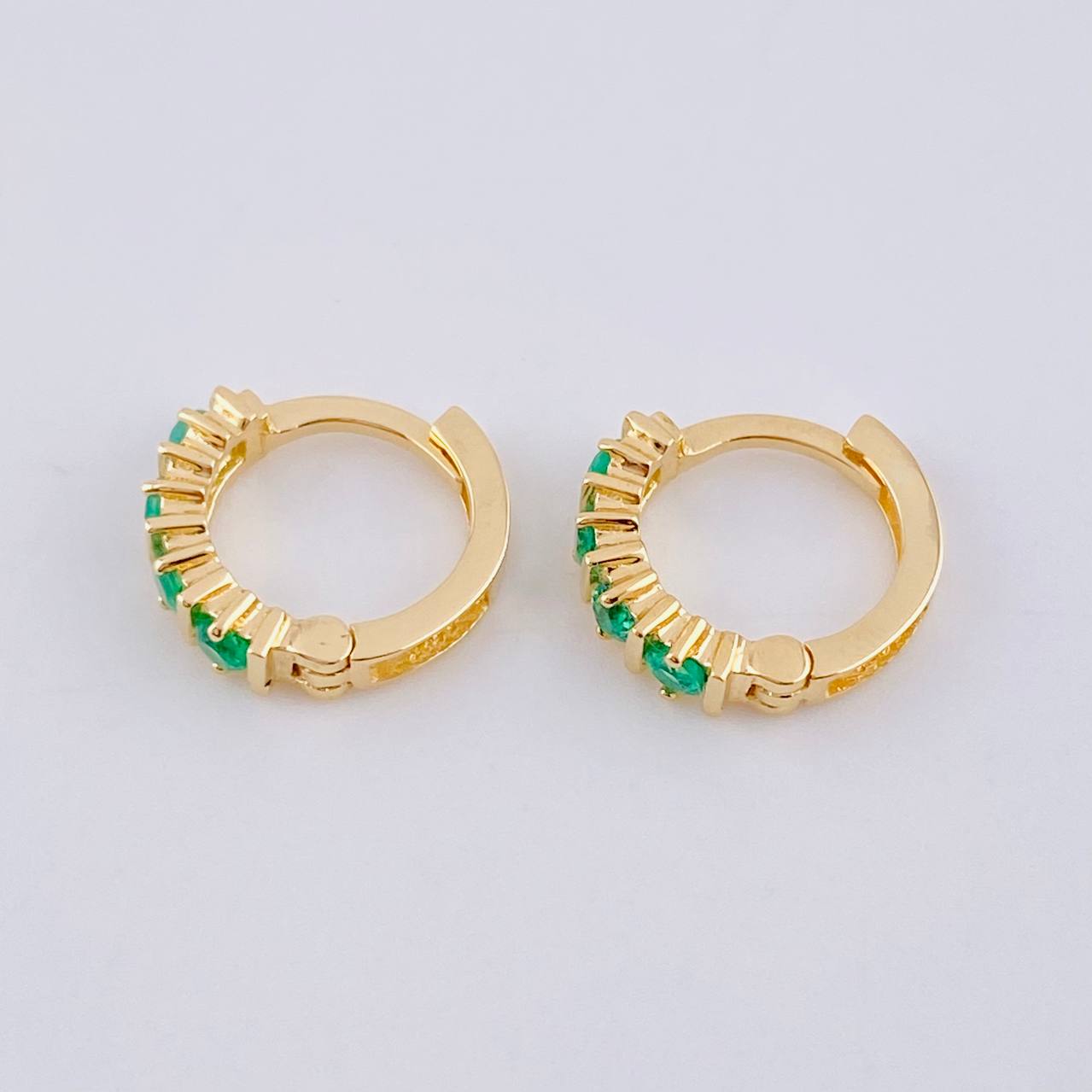 Candongas Carril Intercepto Esmaraldas 30pts 2.15gr / 1cm / Oro Amarillo 18K ©