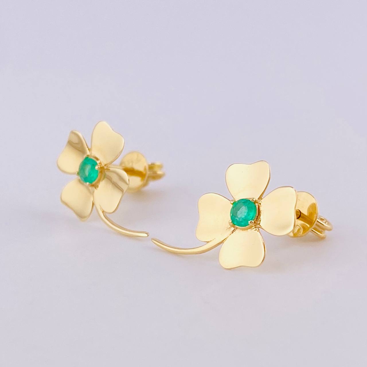Topos Flor De La Suerte Esmeraldas 17pts 1.95gr / 1.6cm / Oro Amarillo 18K ©