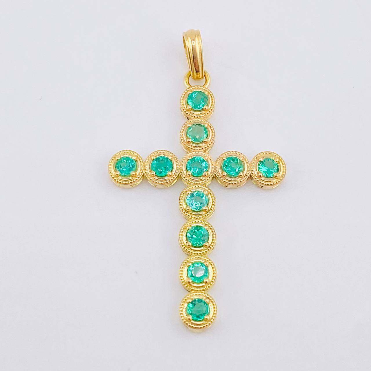Dije Cruz Circulos Esmeraldas 1.7 Qts 1.75gr / 3.5cm / Oro Amarillo 18K ©