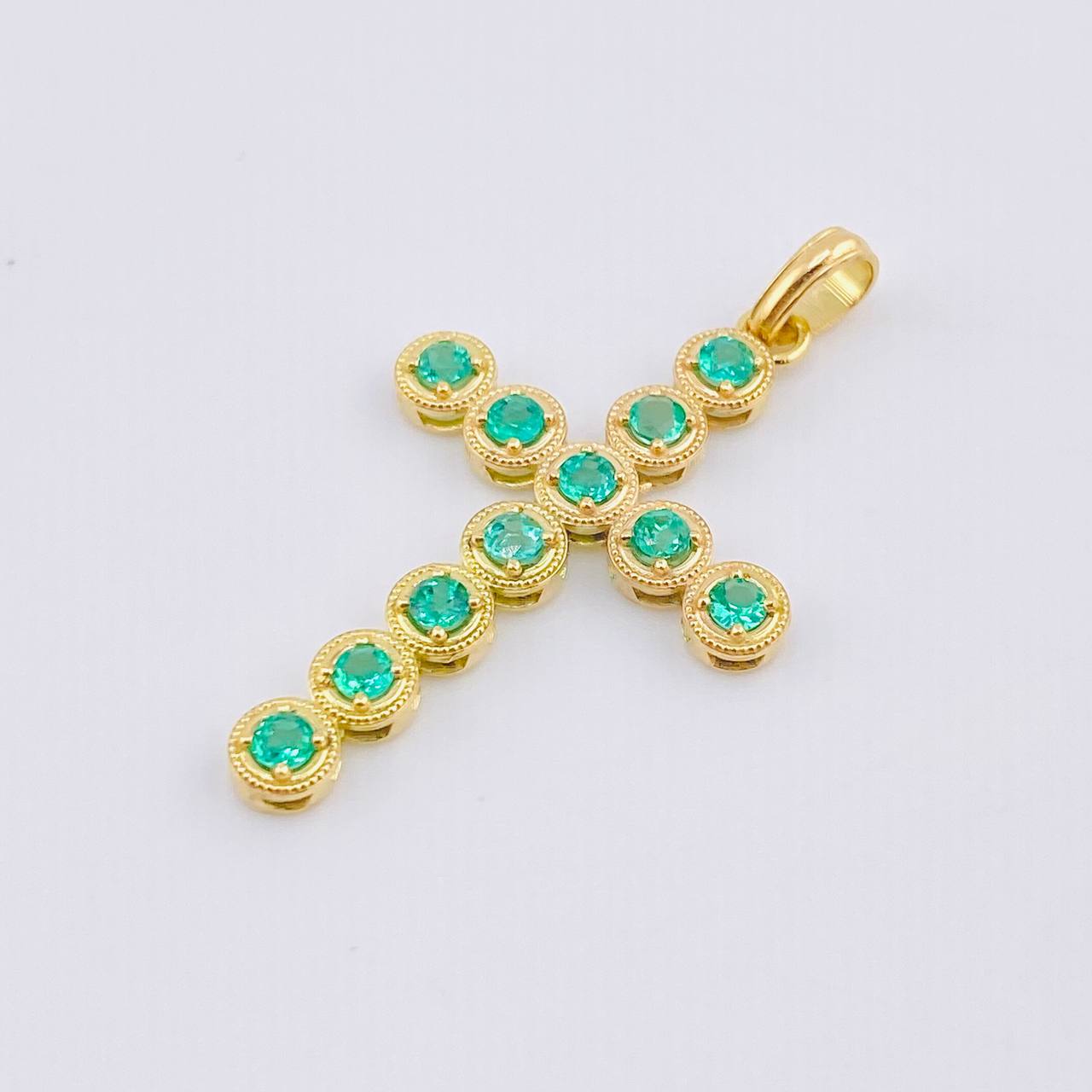 Dije Cruz Circulos Esmeraldas 1.7 Qts 1.75gr / 3.5cm / Oro Amarillo 18K ©