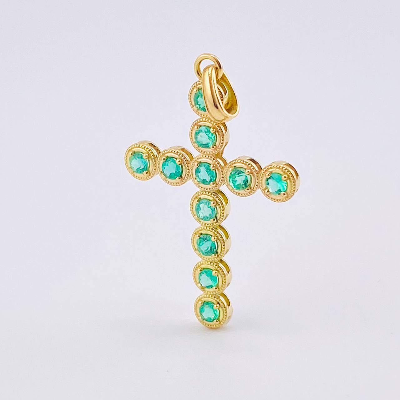 Dije Cruz Circulos Esmeraldas 1.7 Qts 1.75gr / 3.5cm / Oro Amarillo 18K ©