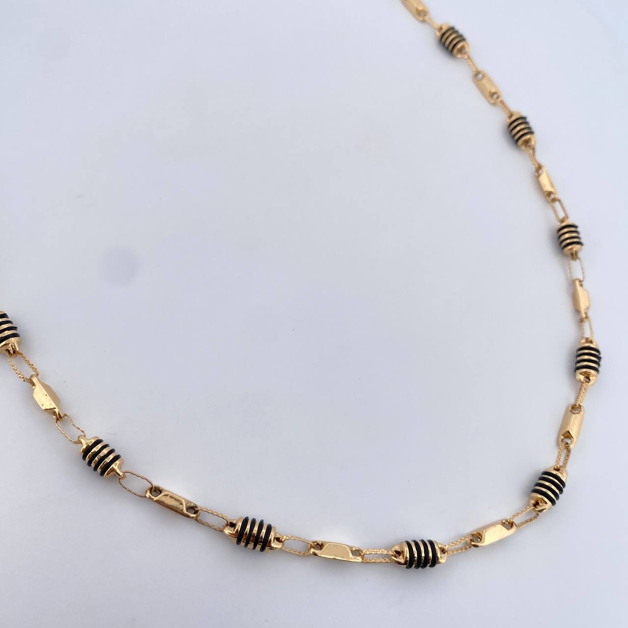 Cadena Rustica Barril 11.15gr / 61.5cm / 4.3mm Cauchos Negros Oro Amarillo 18K &