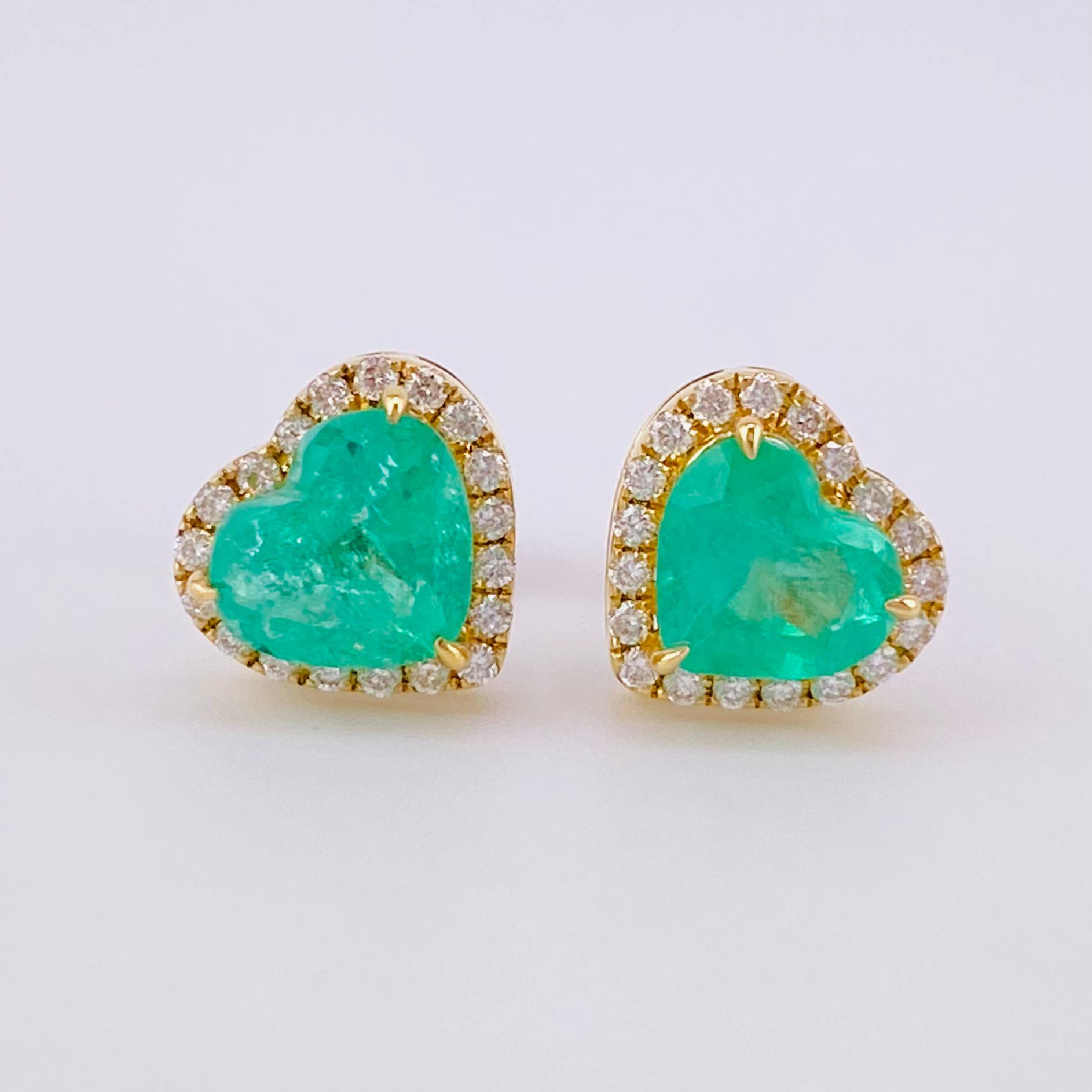 Topos Corazón Bordeado Esmeraldas 1.3qts Diamantes 38pts 2.4g / 8.85mm Oro Amarillo 18K