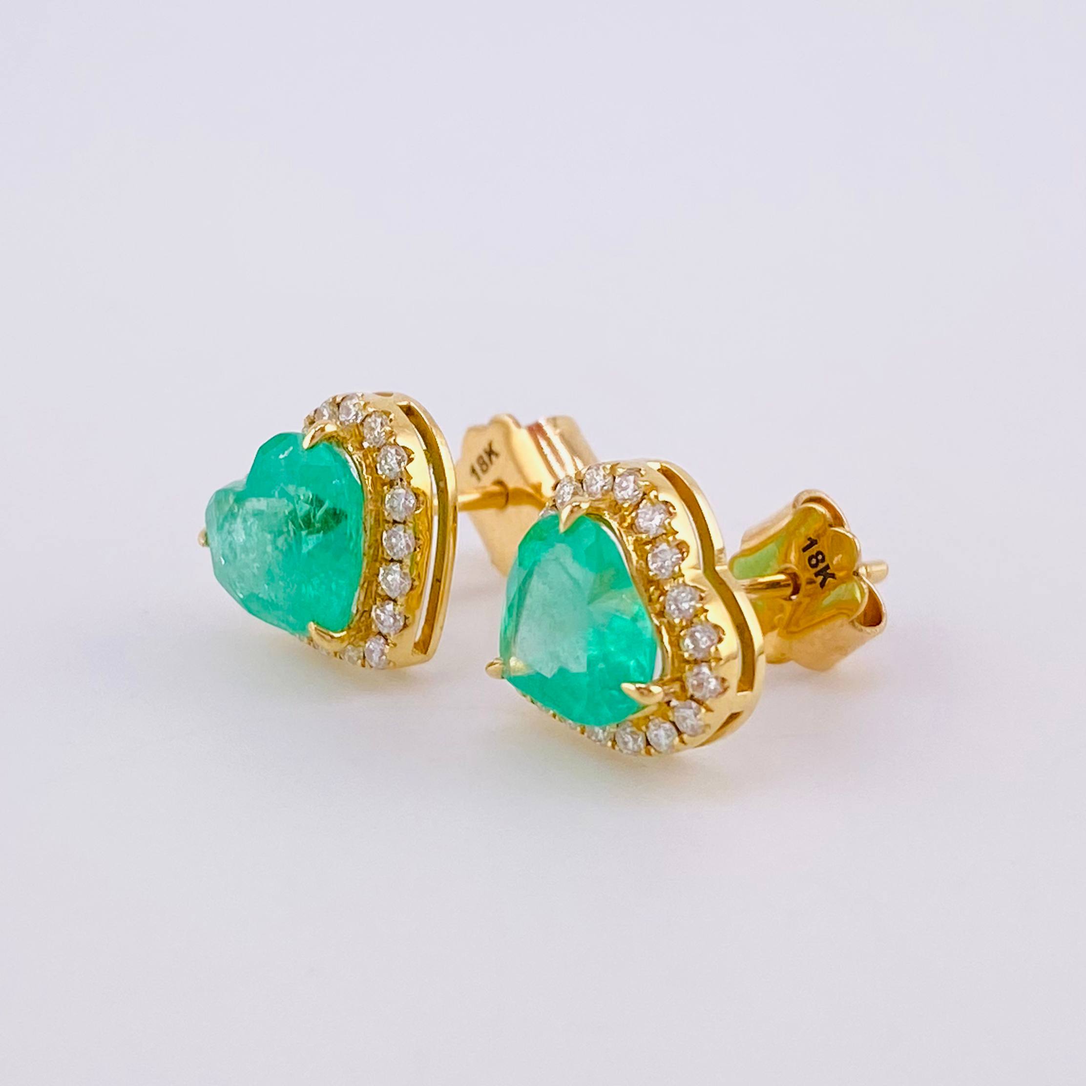 Topos Corazón Bordeado Esmeraldas 1.3qts Diamantes 38pts 2.4g / 8.85mm Oro Amarillo 18K