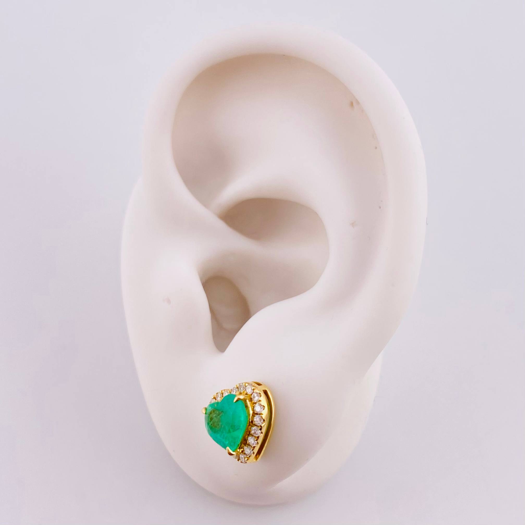 Topos Corazón Bordeado Esmeraldas 1.3qts Diamantes 38pts 2.4g / 8.85mm Oro Amarillo 18K
