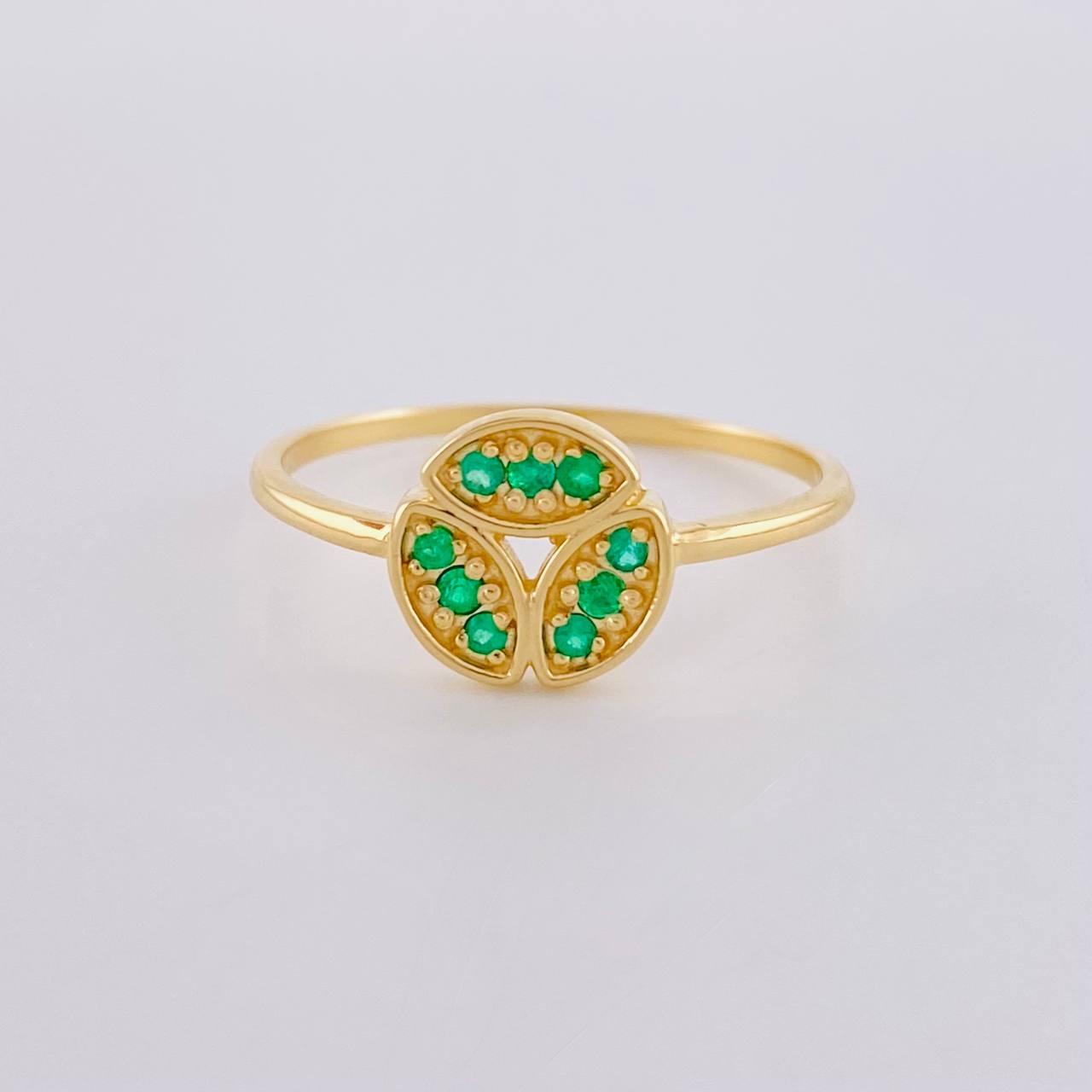 Anillo Triada De Jade Esmeraldas 16Pts 1.9 g / T8 Oro Amarillo 18K