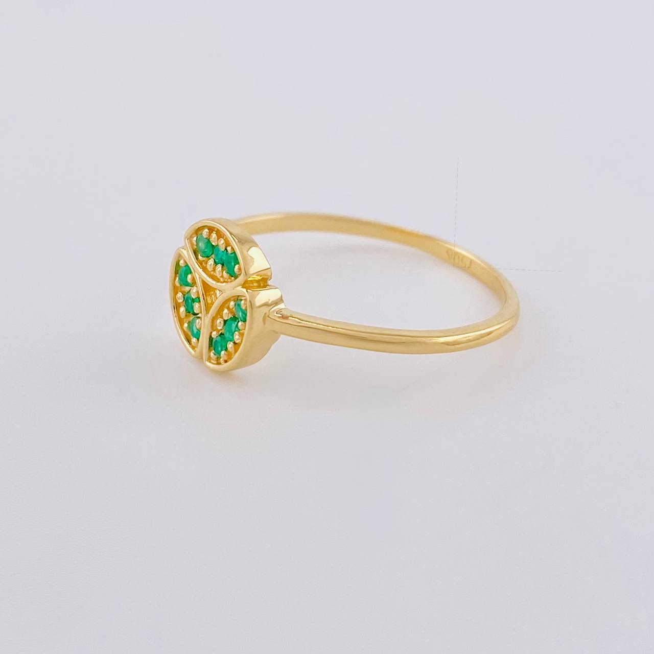 Anillo Triada De Jade Esmeraldas 16Pts 1.9 g / T8 Oro Amarillo 18K
