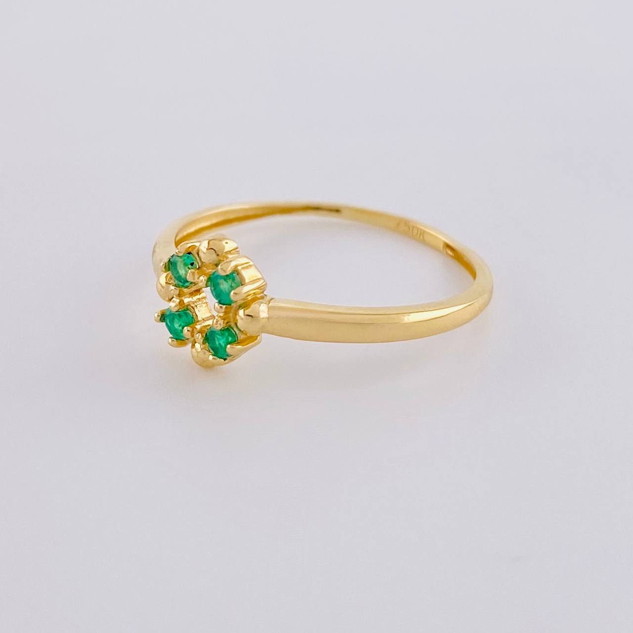 Anillo Flor De Mayo Esmeraldas 1Pts 1.45 g / T7 1/2 Oro Amarillo 18K