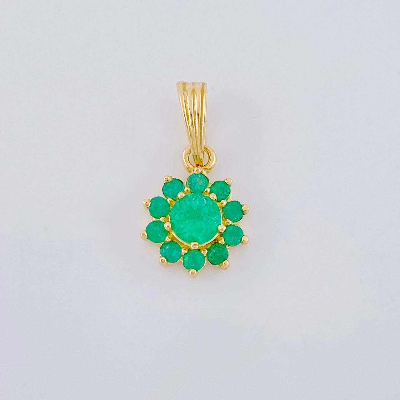 Dije Flor Esmeralda 59Pts 1.3 g / 2.8 cm Oro Amarillo 18K
