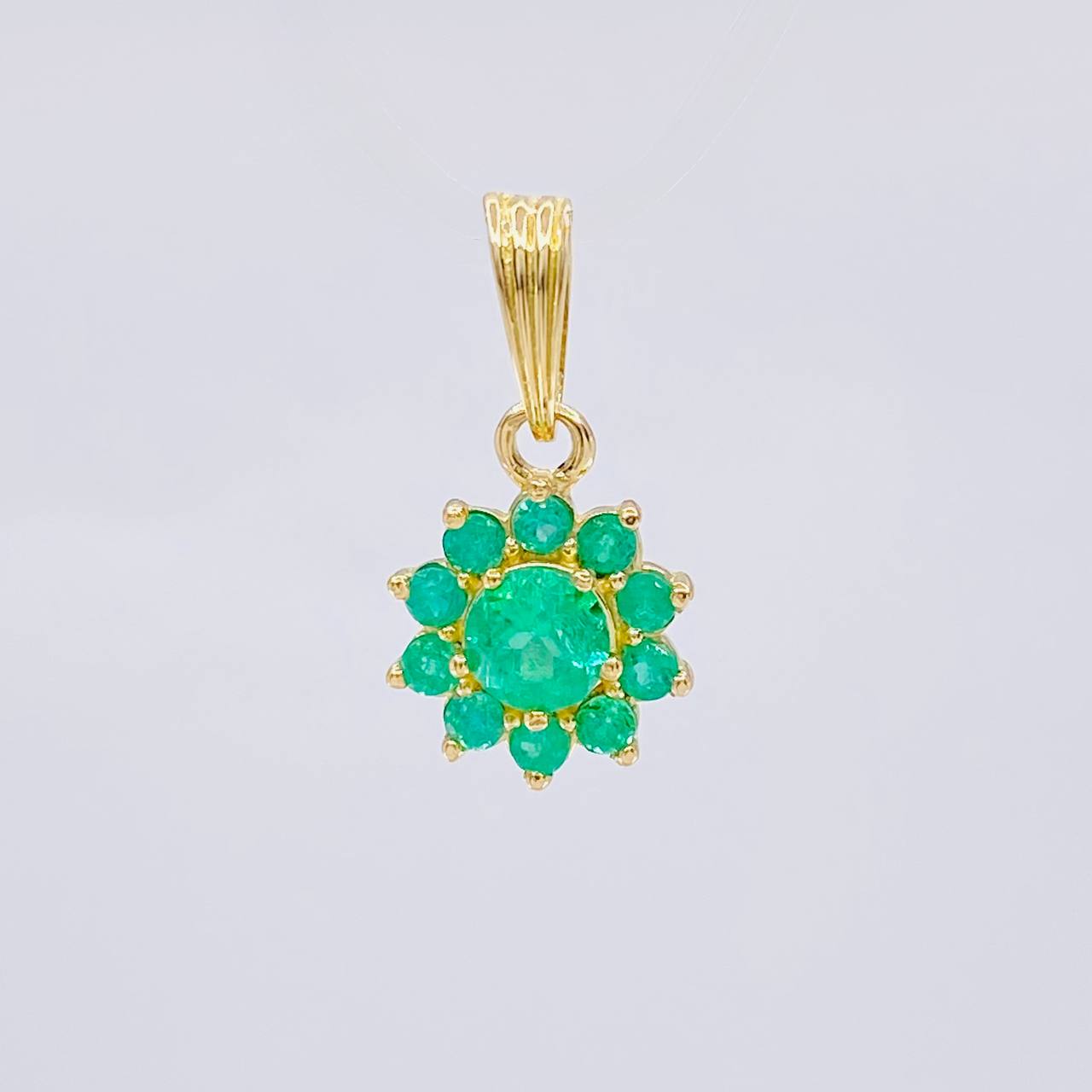 Dije Flor Esmeralda 59Pts 1.3 g / 2.8 cm Oro Amarillo 18K