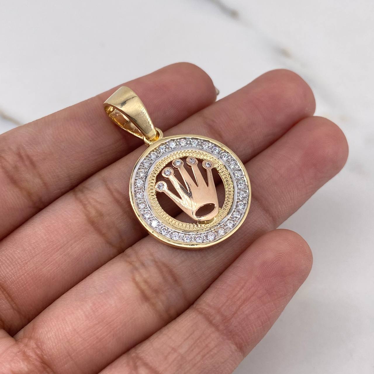 Dije Medalla Corona RX 5gr / 3.3cm / Circones Blancos Tres Oros 18K $