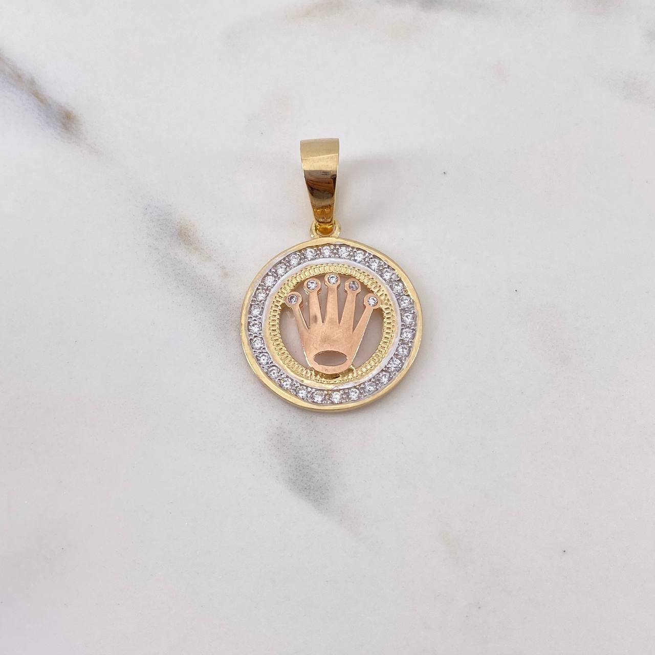 Dije Medalla Corona RX 5gr / 3.3cm / Circones Blancos Tres Oros 18K $