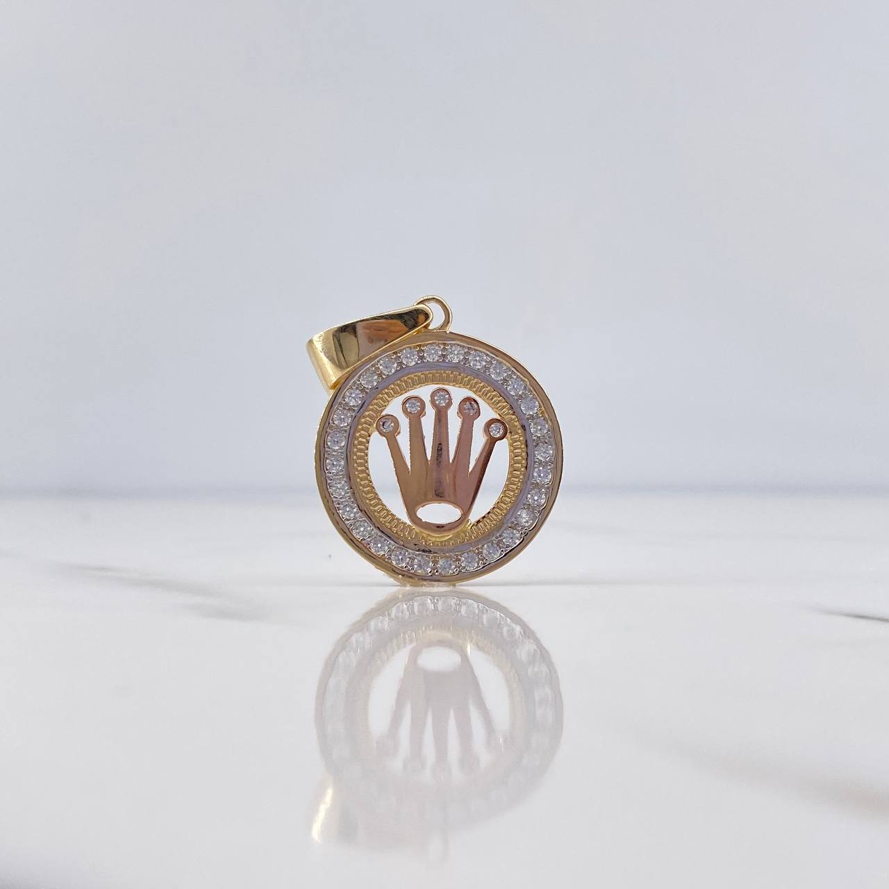Dije Medalla Corona RX 5gr / 3.3cm / Circones Blancos Tres Oros 18K $
