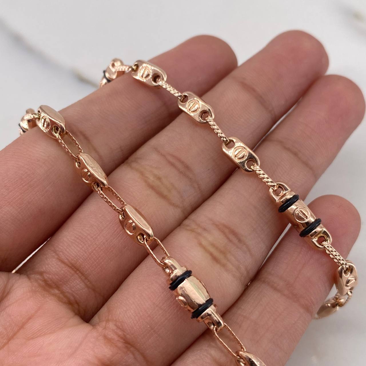 Cadena Rustica Tornillo 11.5gr / 60cm / 3.7mm Cauchos Negros Oro Rosa 18K $