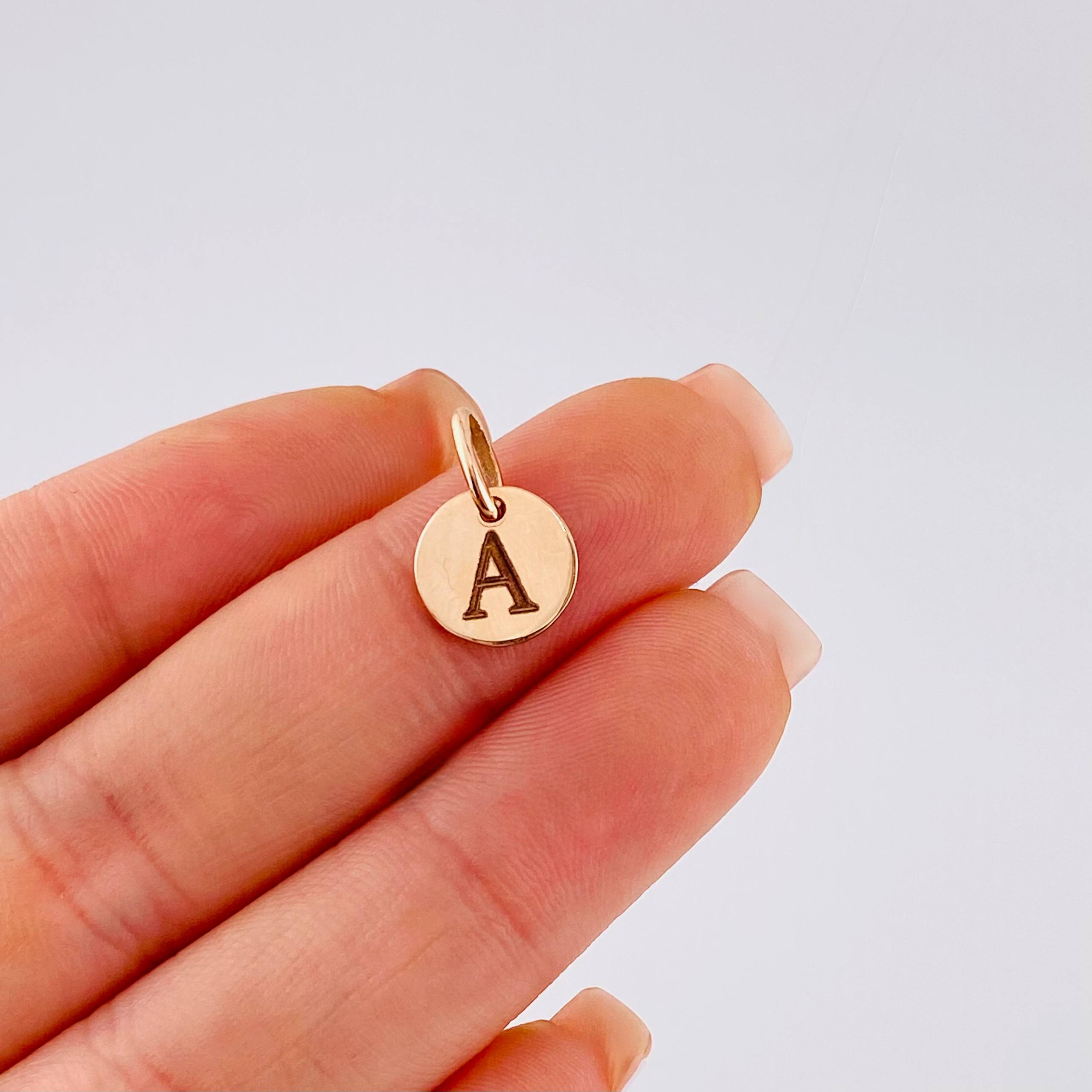 Dije Placa Letra A 0.9gr / 1.5cm / Oro Rosa 18K