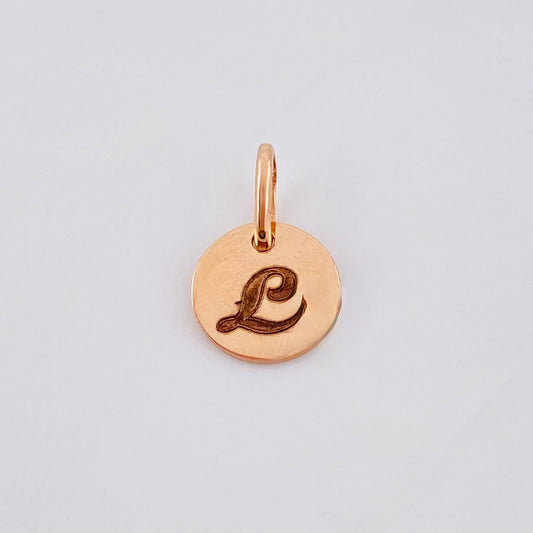 Dije Placa Letra L 0.9gr / 1.5cm / Oro Rosa 18K *