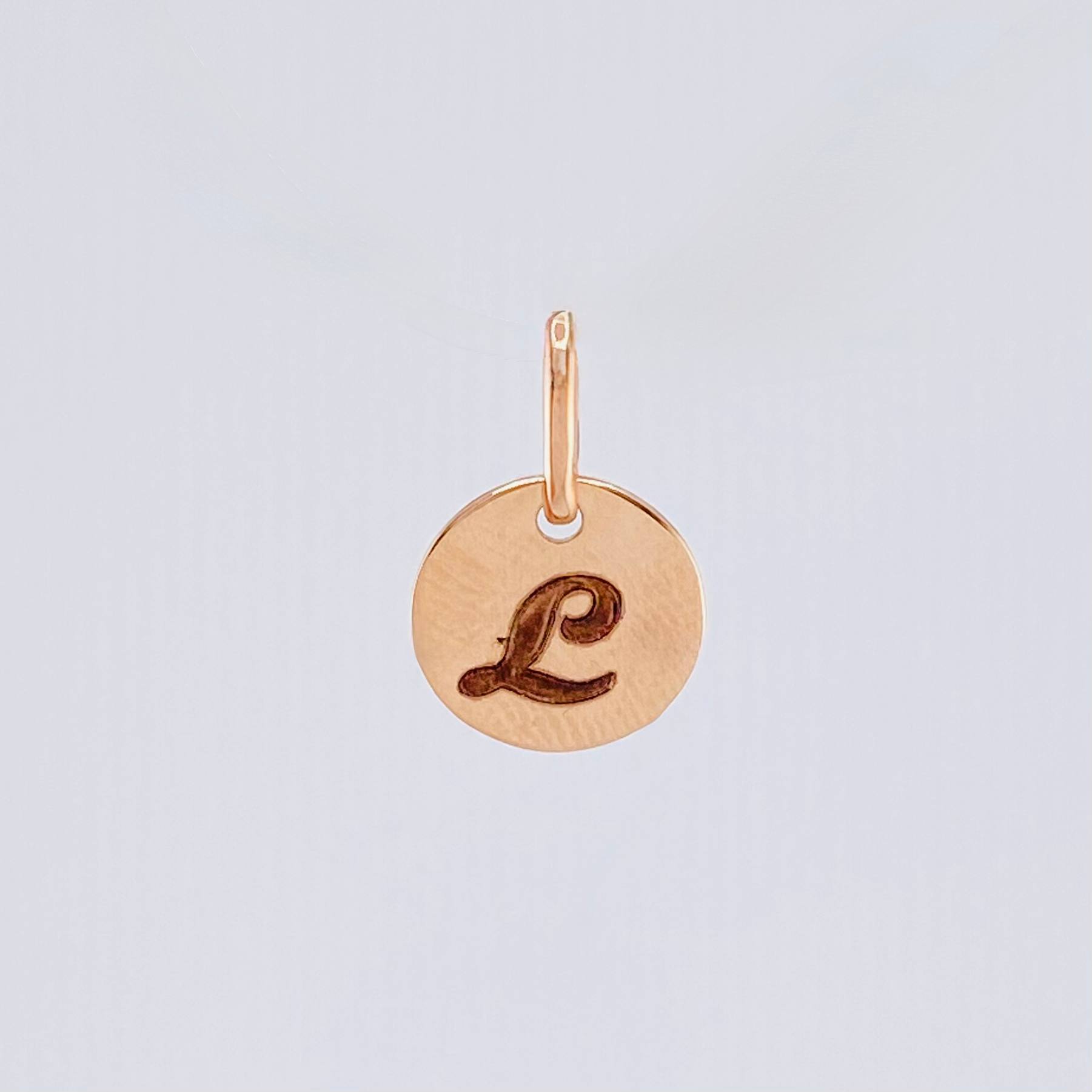 Dije Placa Letra L 0.9gr / 1.5cm / Oro Rosa 18K *