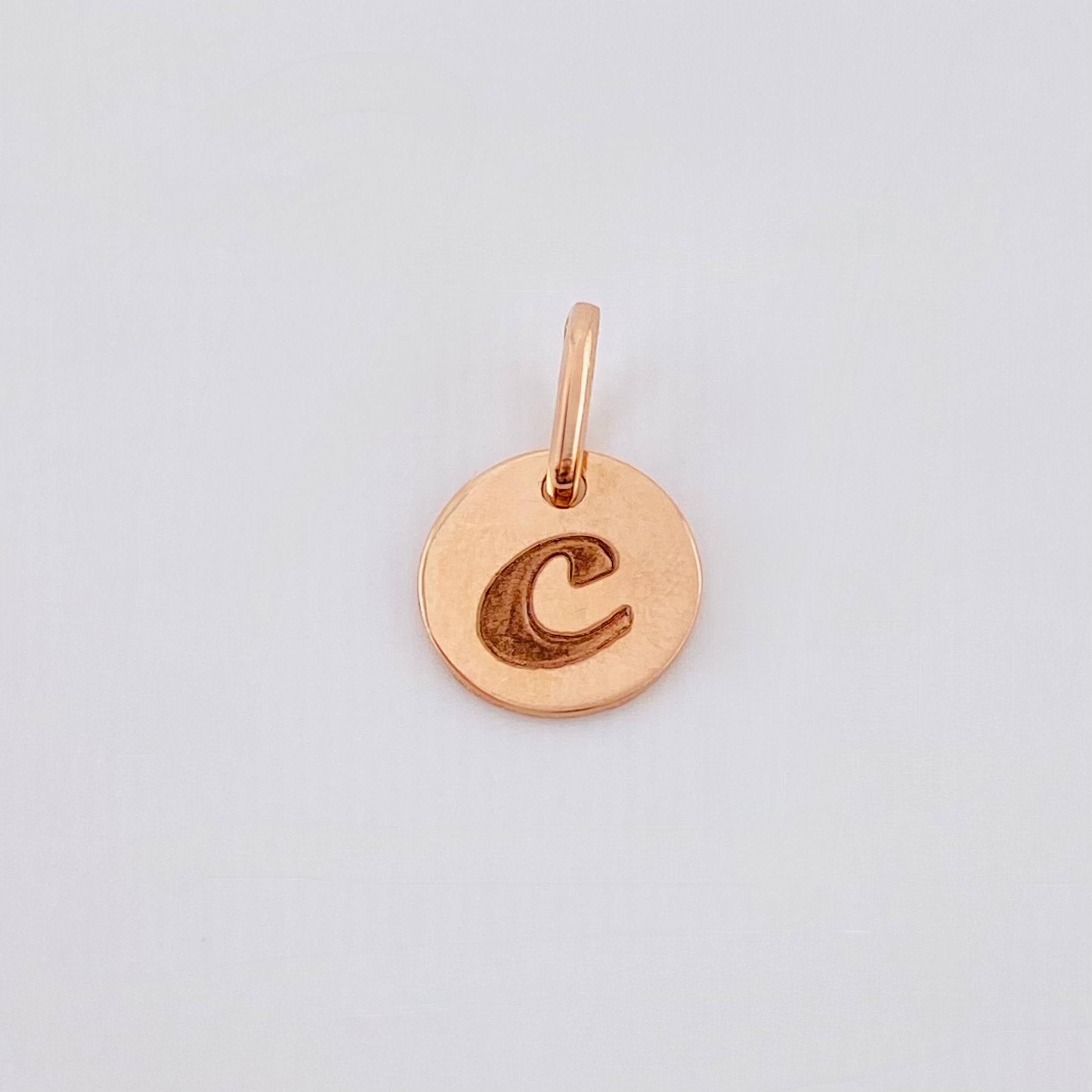 Dije Placa Letra C 0.9gr / 1.5cm / Oro Rosa 18K *